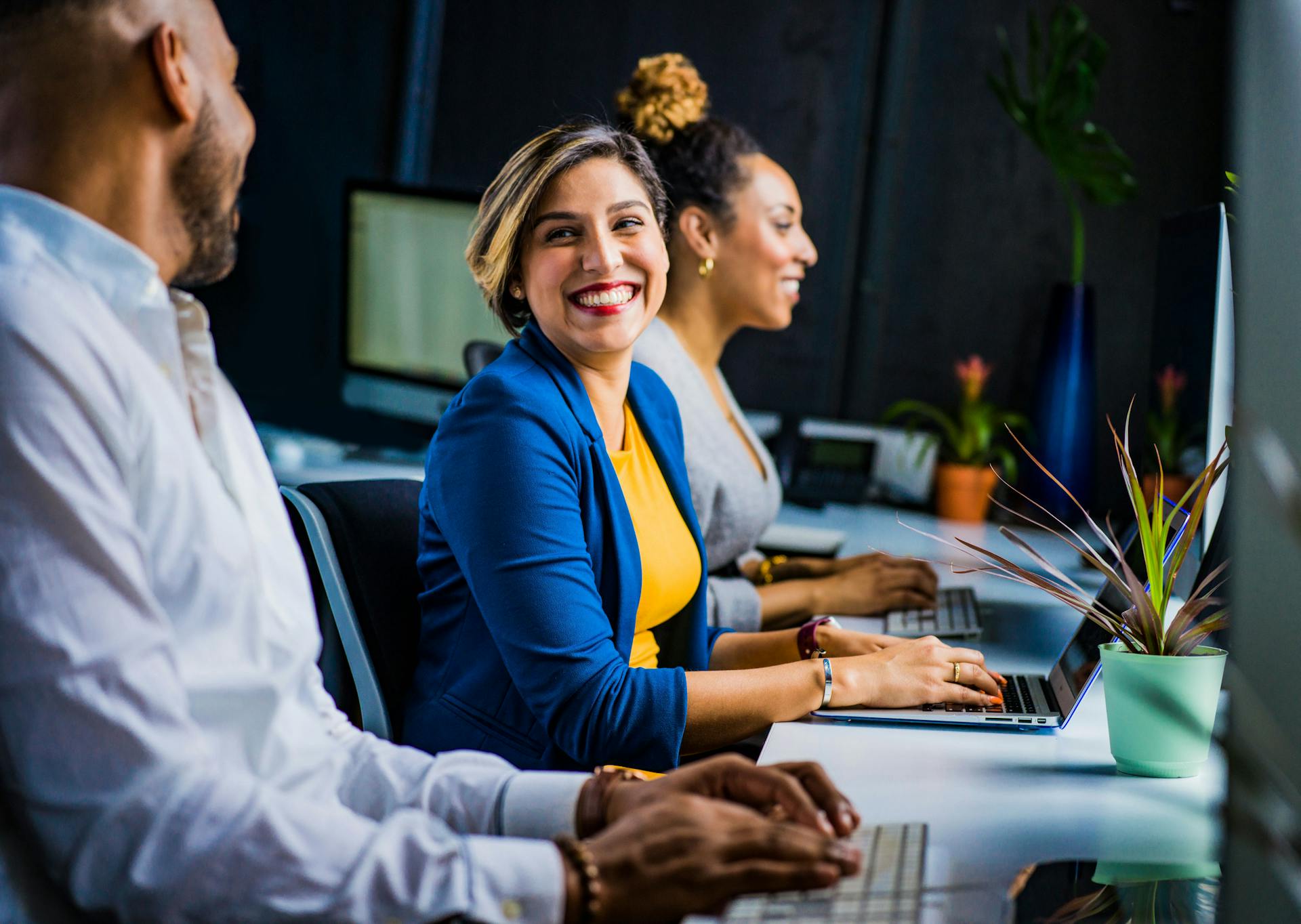 Una mujer sonriendo a su colega | Fuente: Pexels