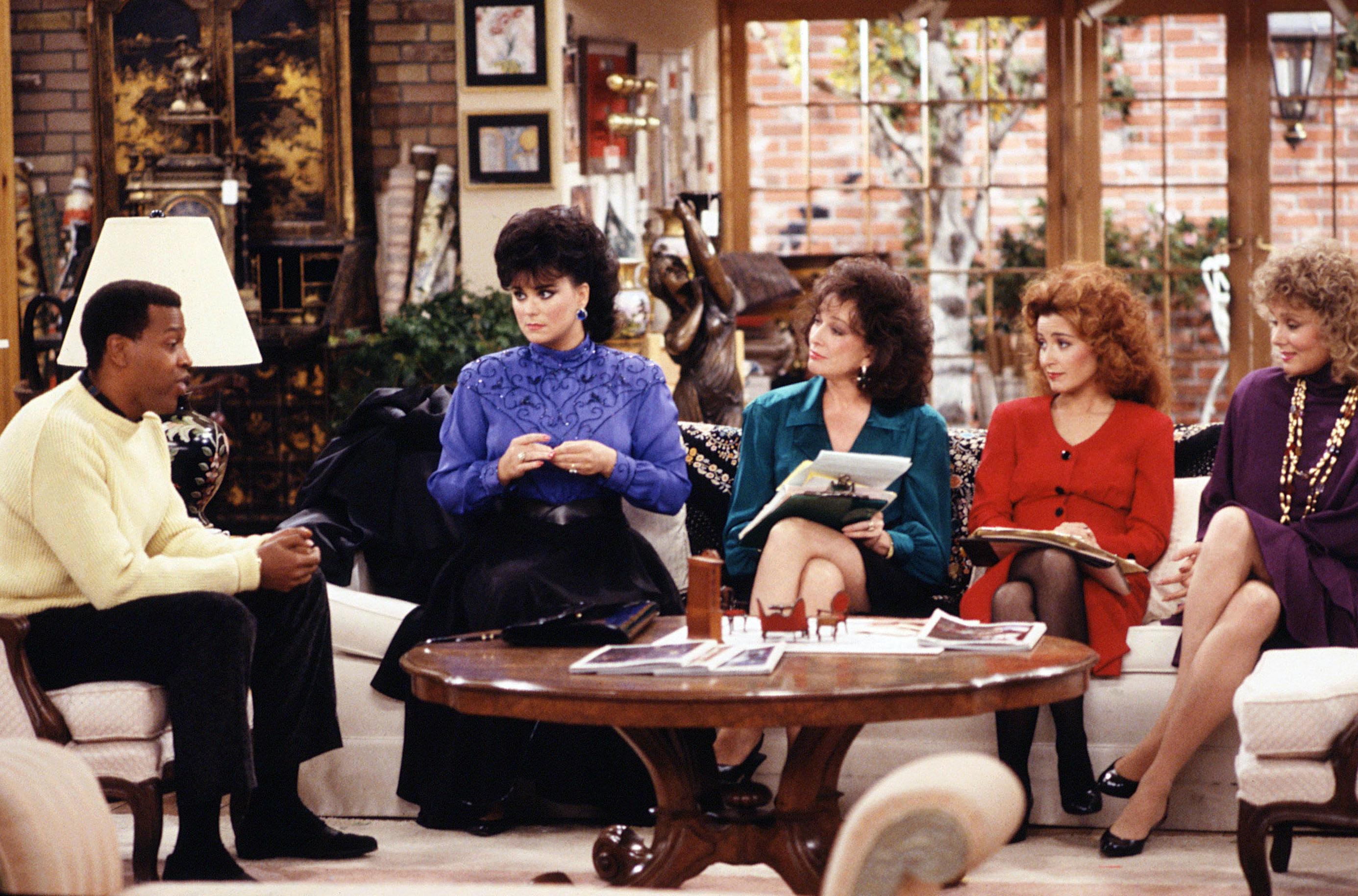 (De izquierda a derecha) Meshach Taylor, la actriz, Dixie Carter, Annie Potts y Jean Smart en el plató de "Designing Women", 1987 | Fuente: Getty Images