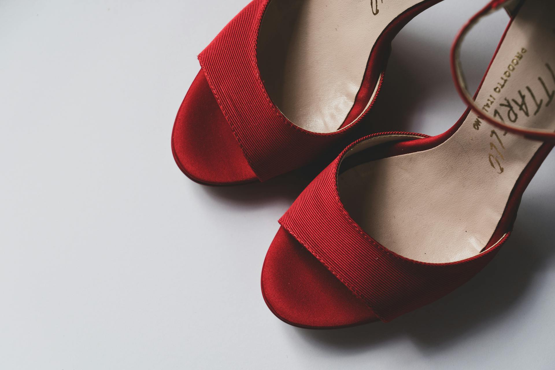 Zapatos rojos en el suelo | Foto: Pexels