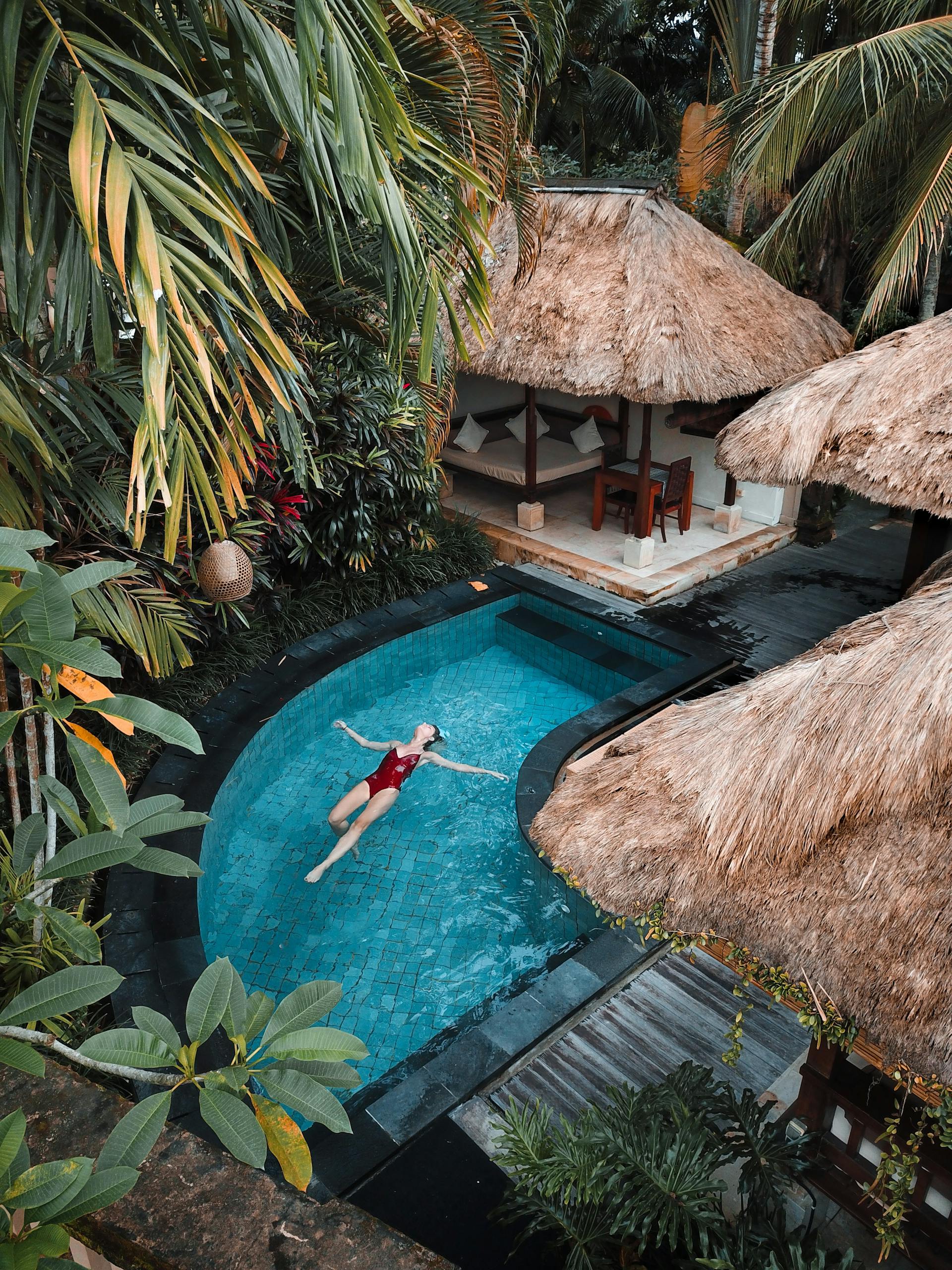 Una mujer en remojo en la piscina | Fuente: Pexels