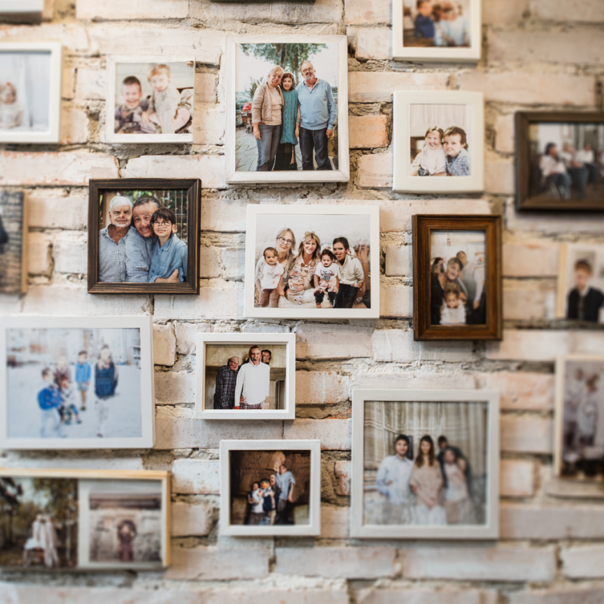 Una pared de fotos familiares | Fuente: Midjourney