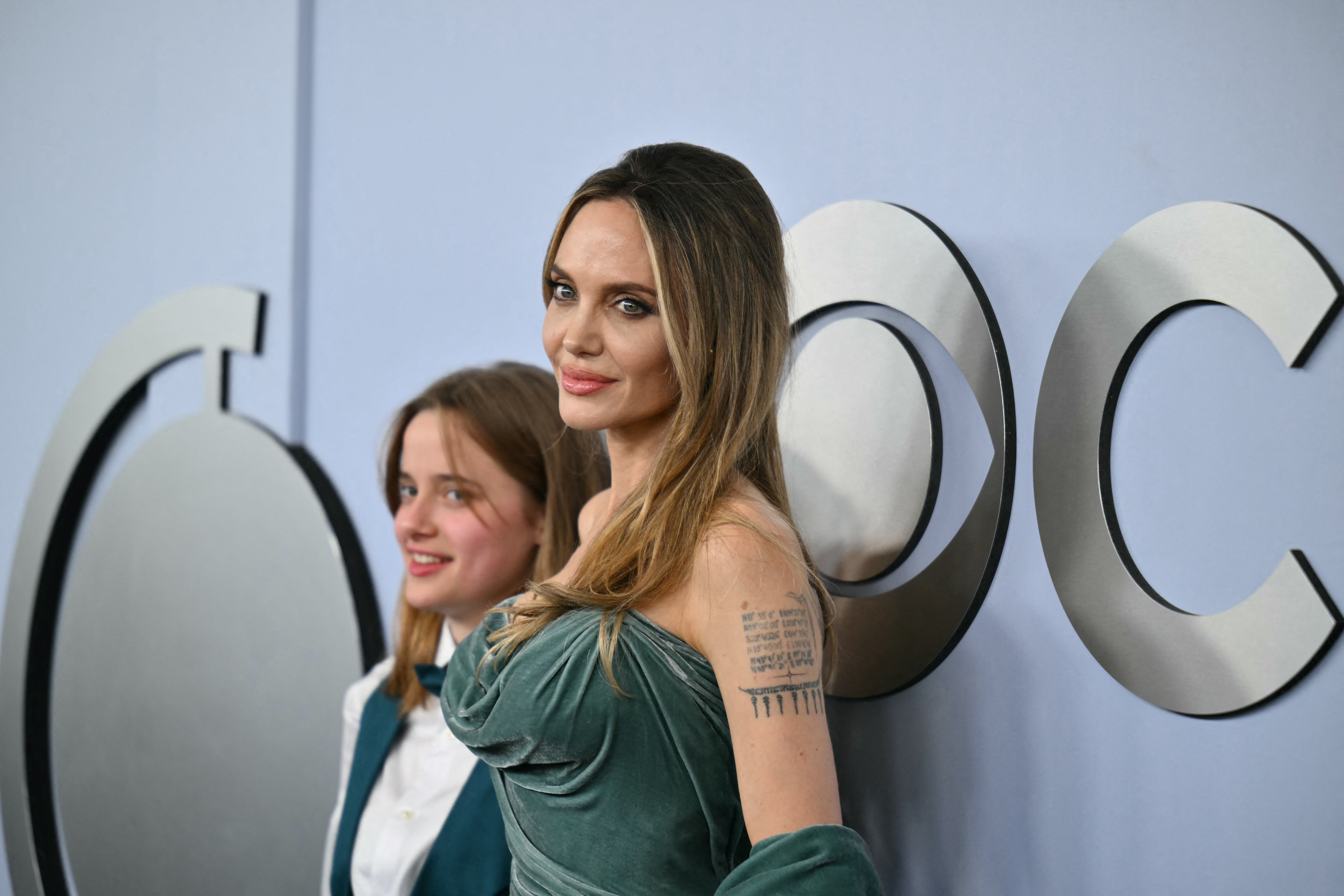 Angelina Jolie y su hija Vivienne Jolie-Pitt llegan a la 77ª edición de los Premios Tony en el Lincoln Center de Nueva York el 16 de junio de 2024 | Fuente: Getty Images