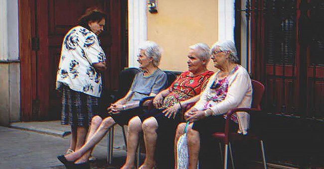 Mujeres mayores sentadas en la acera | Foto: Shutterstock