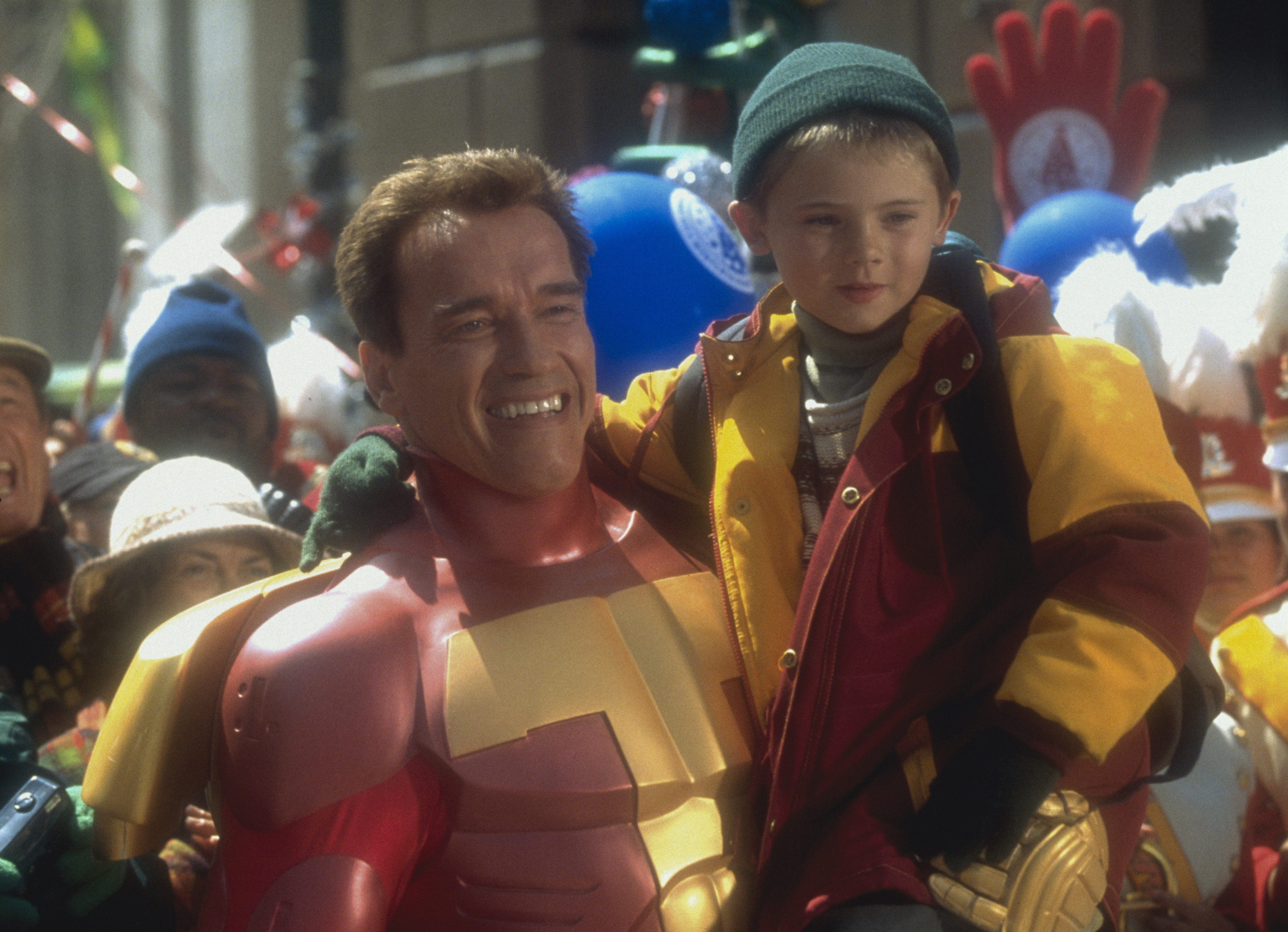 Jake Lloyd con Arnold Schwarzenegger en el plató de "Jingle All the Way" en 1996 | Foto: Getty images