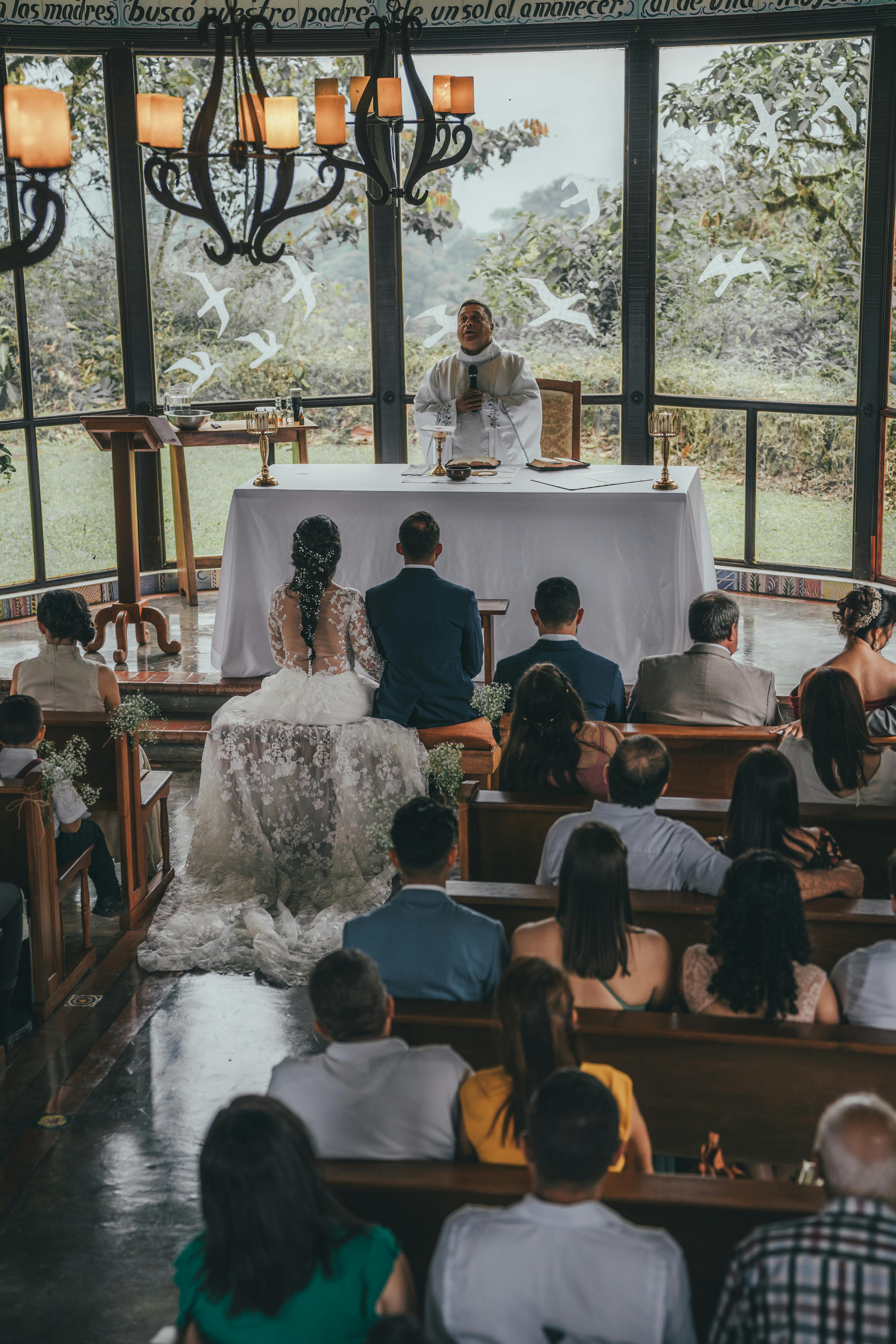 Una multitud silenciosa en la boda | Fuente: Pexels