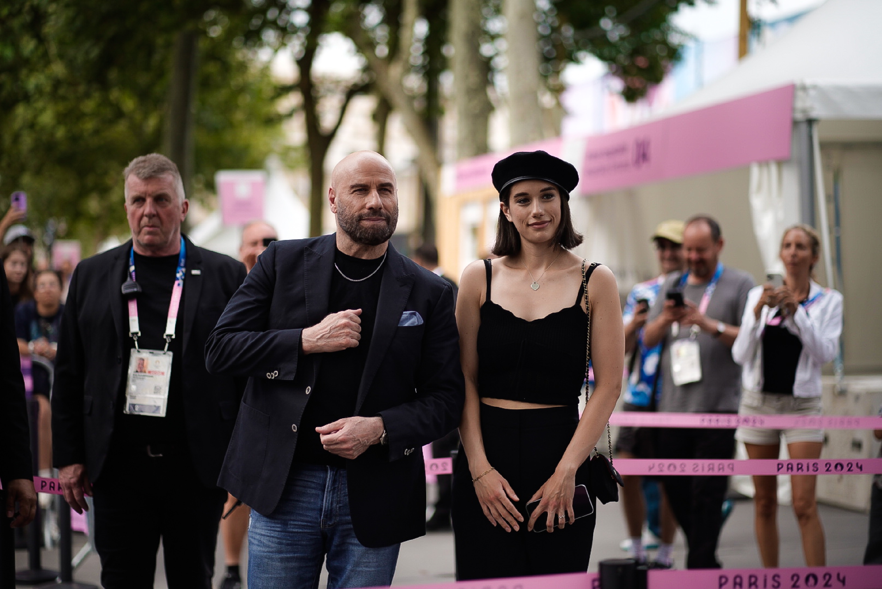 John Travolta y Ella Bleu Travolta llegando a las finales de gimnasia de los Juegos Olímpicos París 2024 el 3 de agosto de 2024, en París, Francia | Fuente: Getty Images