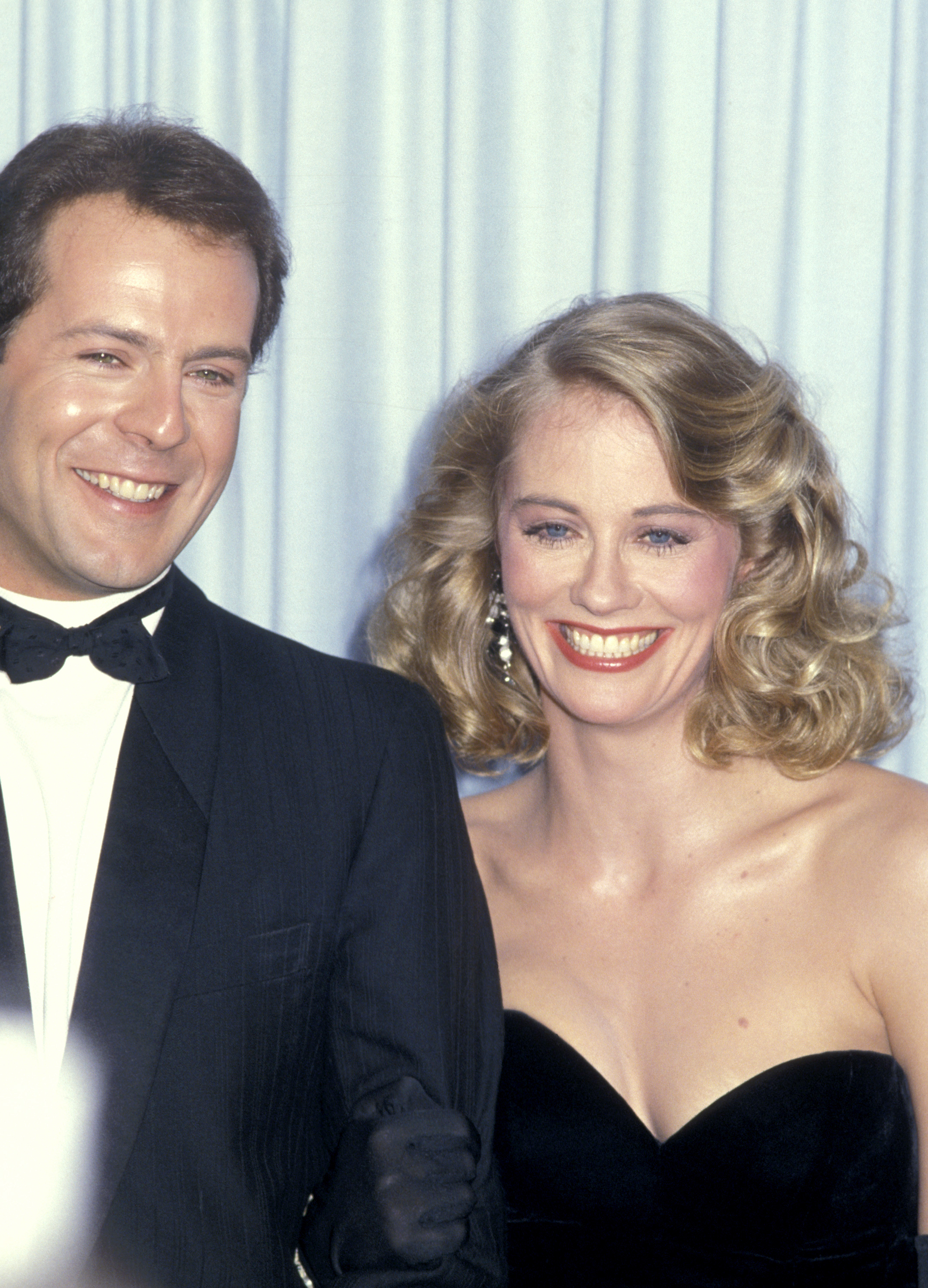 Bruce Willis y Cybill Shepherd en la 37ª edición de los Premios Emmy en 1985 | Fuente: Getty Images