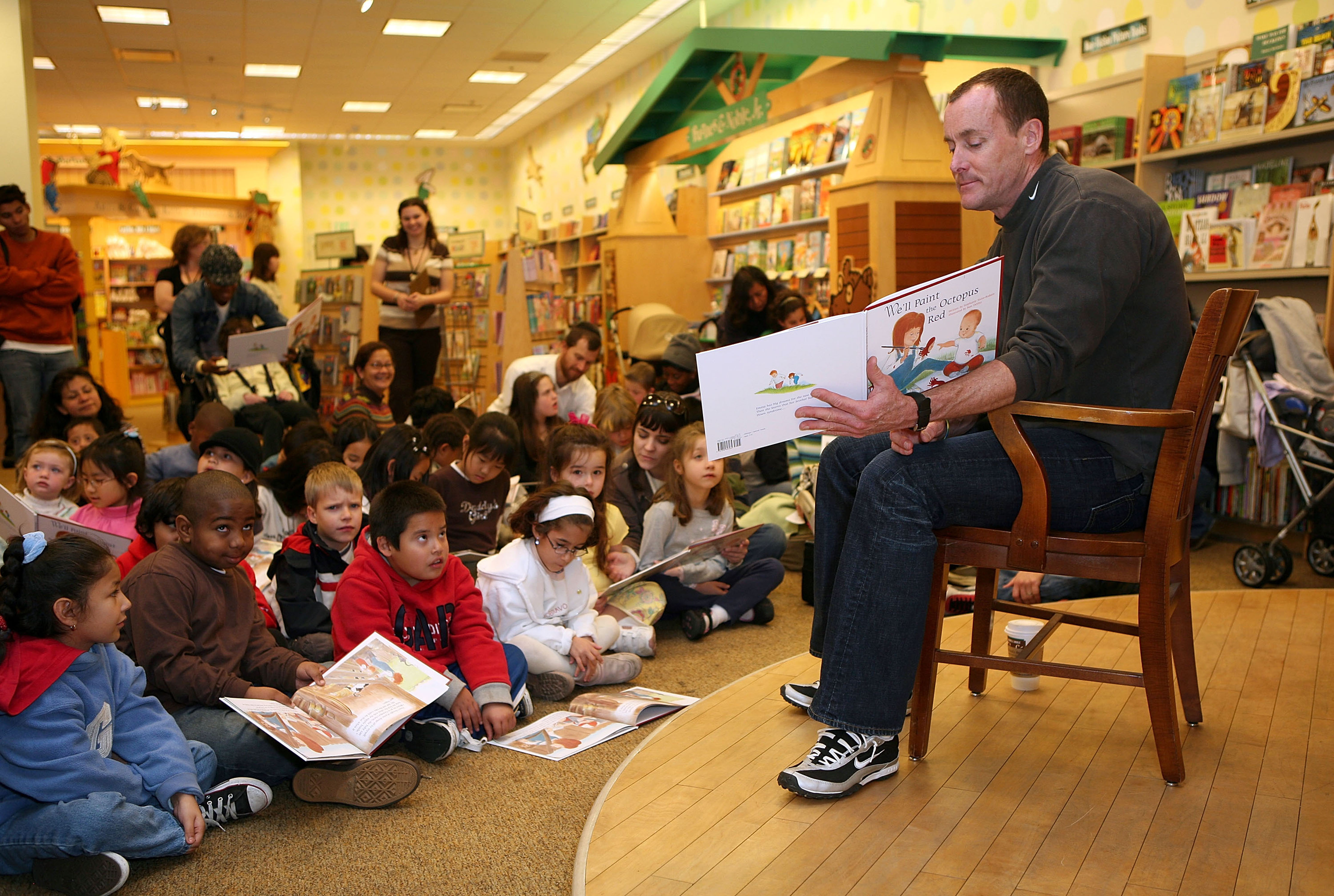 El actor en la lectura de cuentos para niños con síndrome de Down en Barnes Barnes & Noble de California en 2007 | Fuente: Getty images