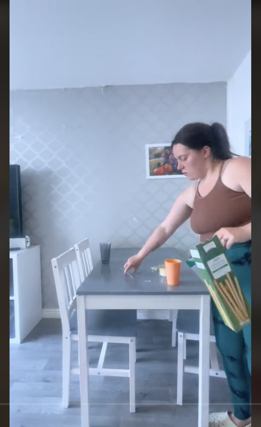 Nicole Austin aparece limpiando su casa, como se ve en un clip fechado el 4 de junio de 2024 | Fuente: TikTok/@theaustins_1