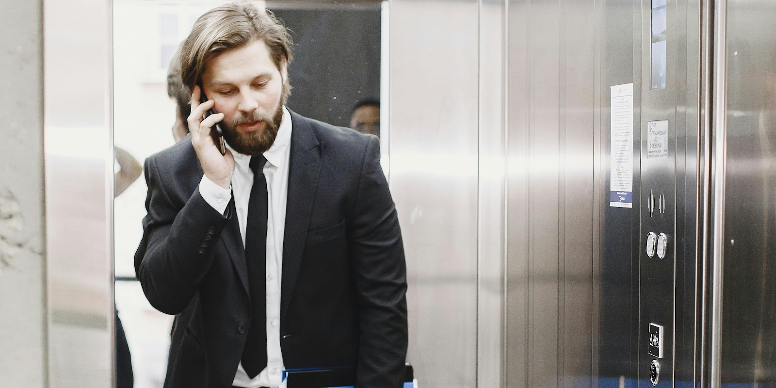 Un hombre en el ascensor | Fuente: Pexels