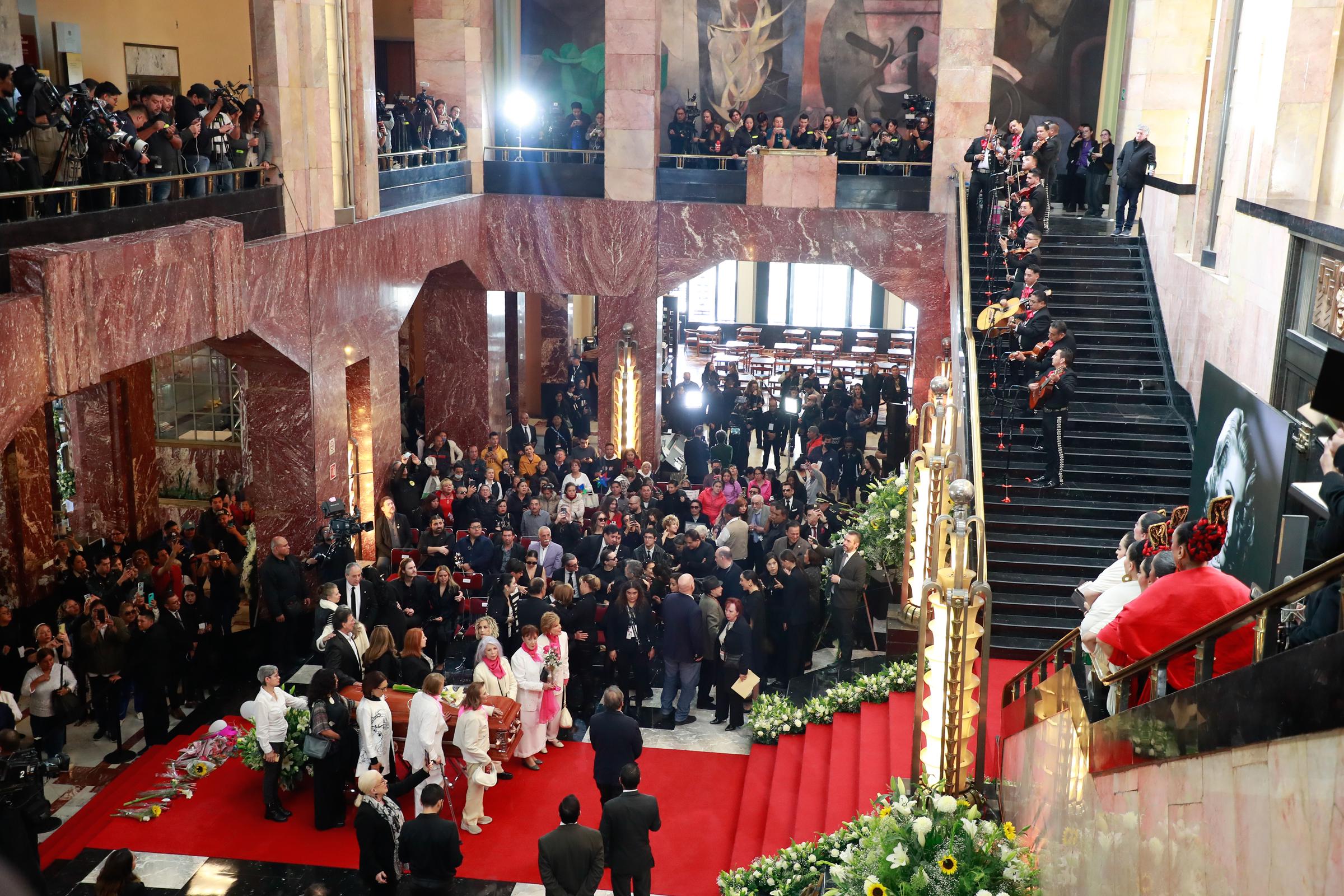 Vista general de la ceremonia fúnebre de la actriz y leyenda del cine Silvia Pinal en el Palacio de Bellas Artes el 30 de noviembre de 2024 en Ciudad de México, México. | Fuente: Getty Images