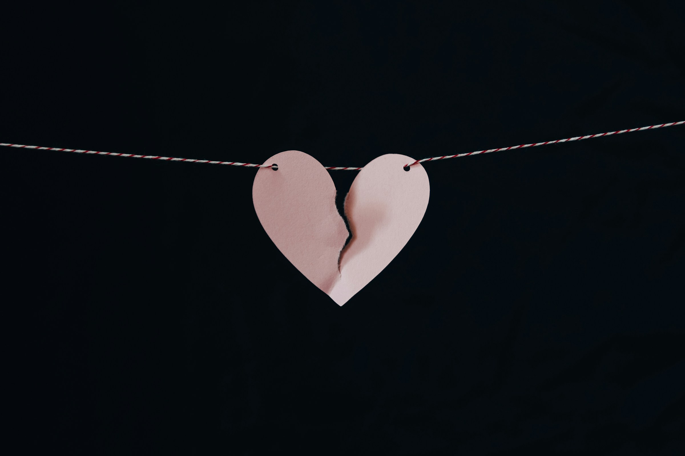 Un corazón roto entregado en un alambre | Foto: Unsplash