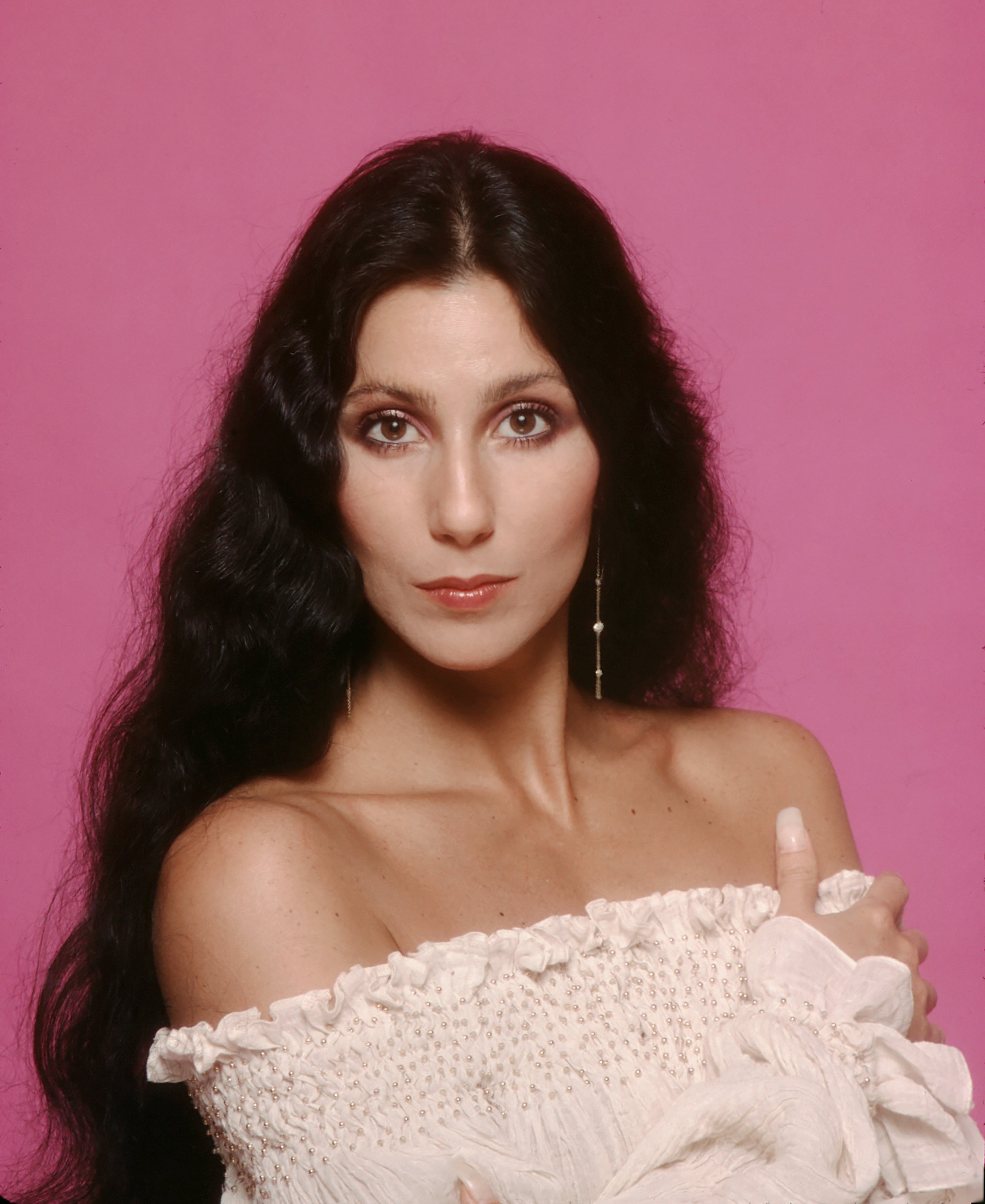 Cher posa durante una sesión de retratos en 1980 en Los Ángeles, California | Fuente: Getty Images