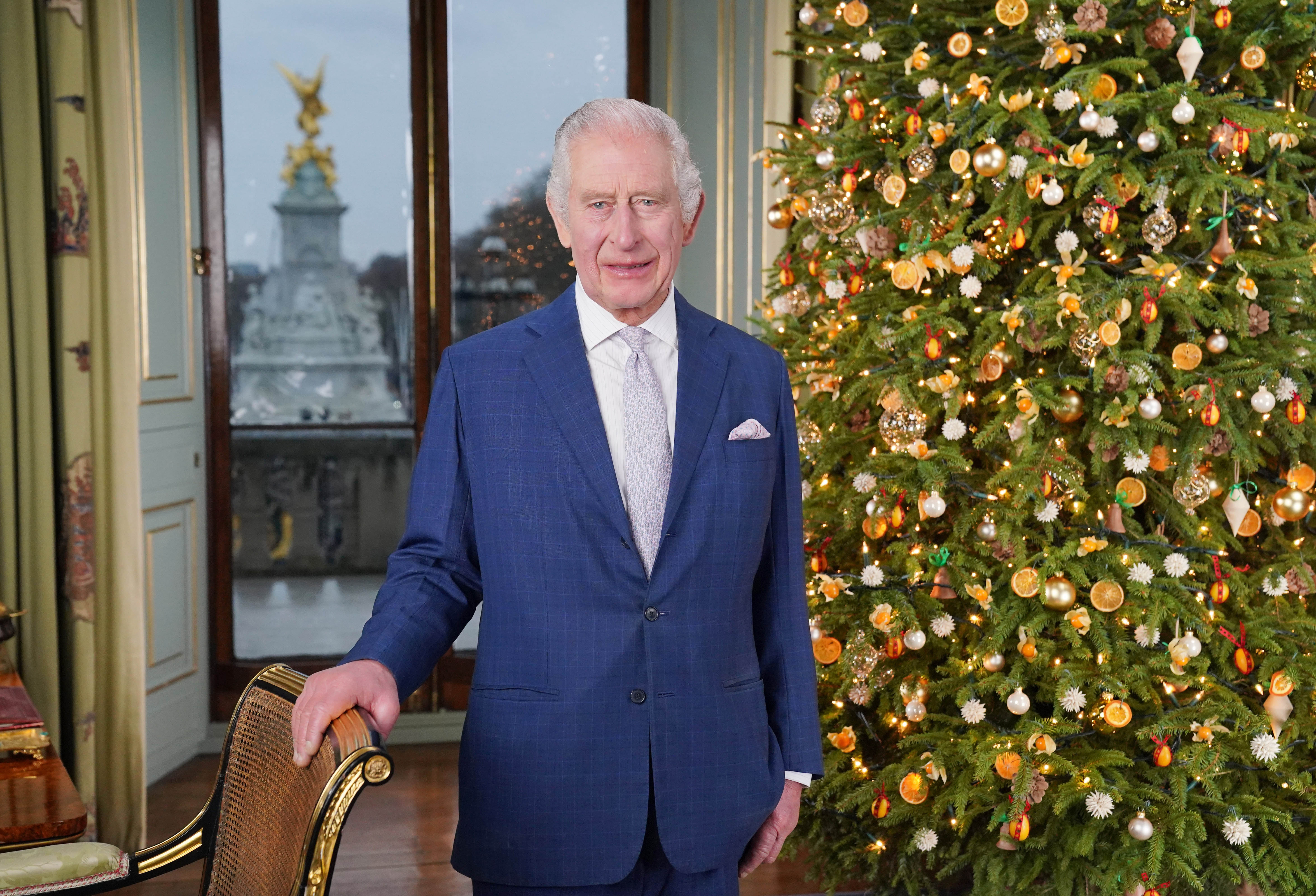 El rey Charles III posa durante la grabación de su mensaje de Navidad en el Palacio de Buckingham el 7 de diciembre de 2023 en Londres, Inglaterra | Fuente: Getty Images