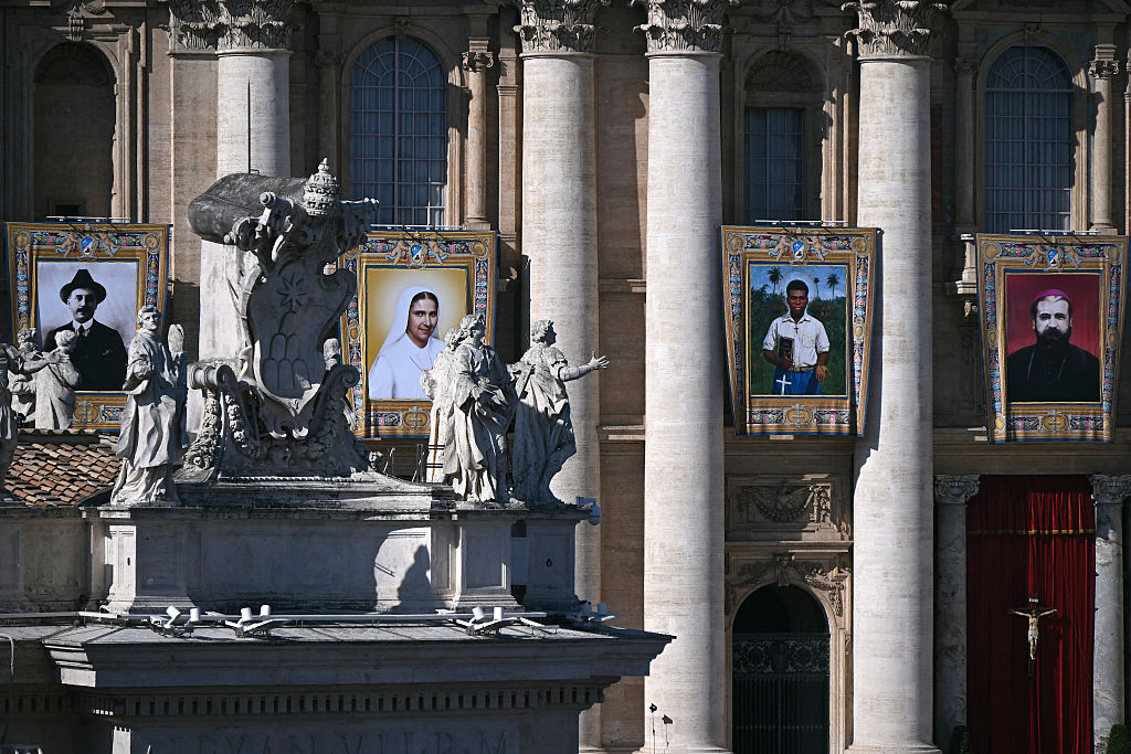 Una fotografía muestra los retratos de los nuevos santos (de izquierda a derecha): José Gregorio Hernández Cisneros, Carmen Rendiles Martínez, Pedro el Corrupto e Ignacio Maloyan, colgados en la Basílica de San Pedro durante una misa de canonización de siete nuevos santos en la Plaza de San Pedro, en el Vaticano, el 19 de octubre de 2025. | Fuente: Getty Images