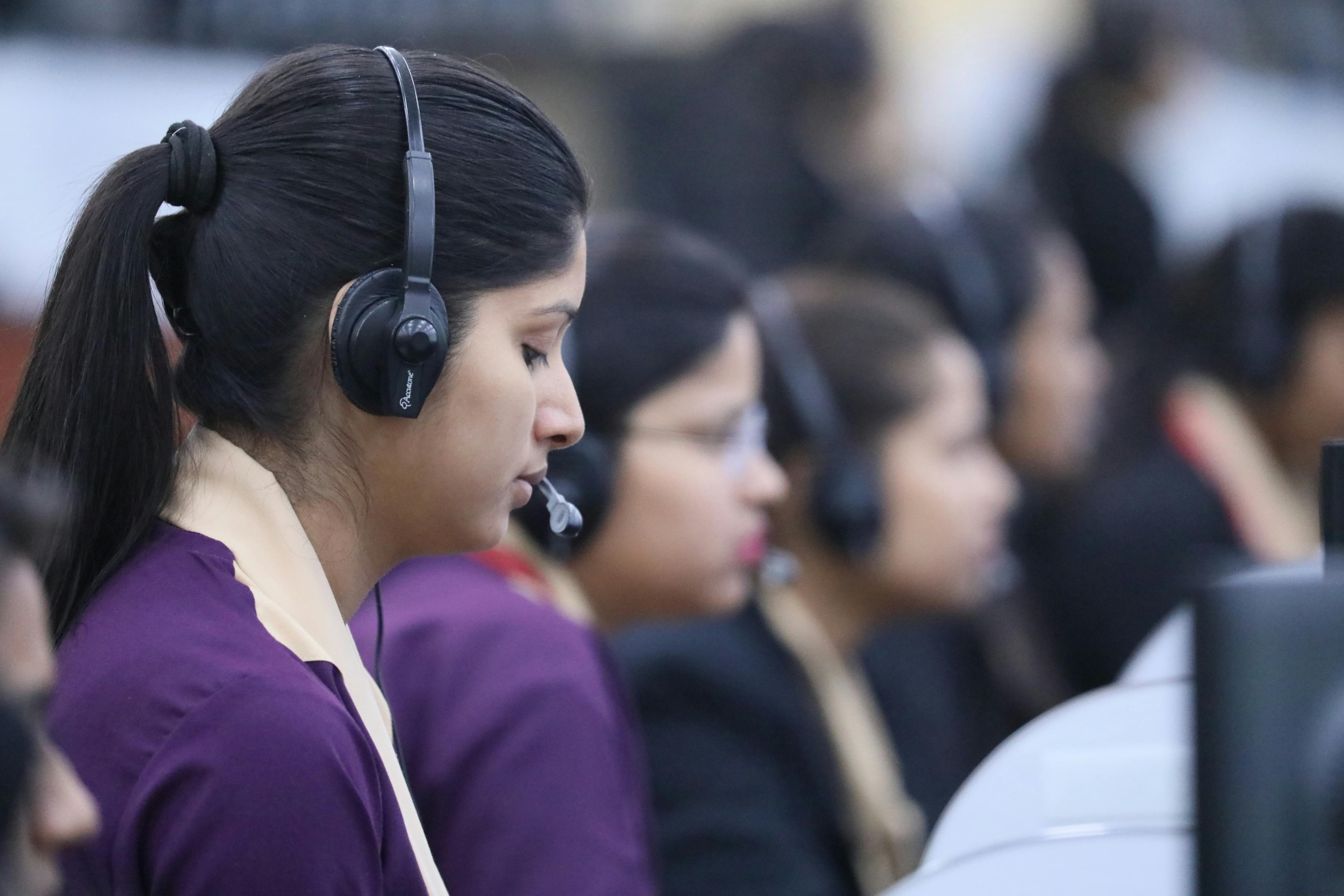 Mujer con auriculares negros | Fuente: Pexels
