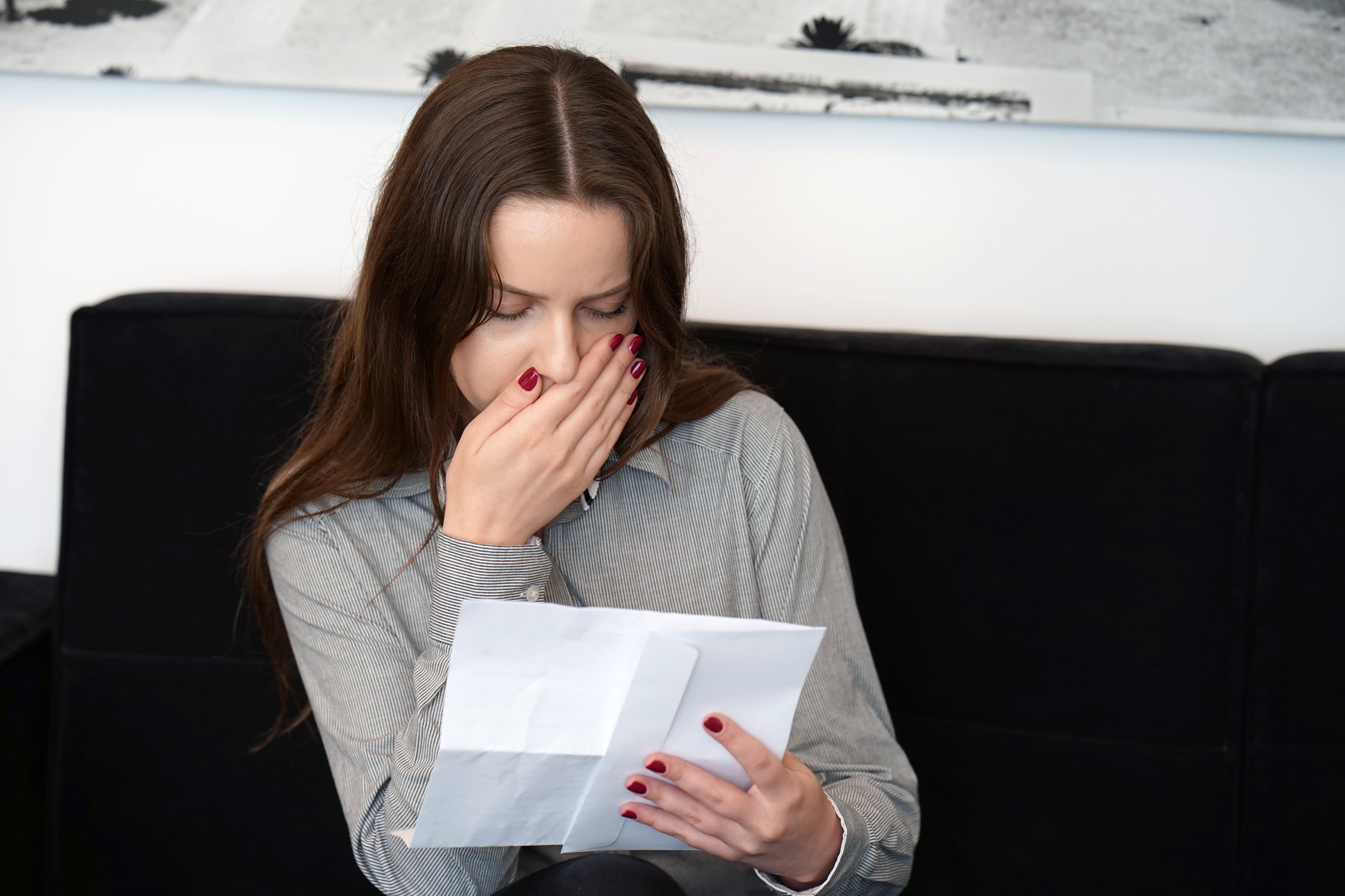 Una mujer leyendo una carta molesta | Fuente: Getty Images