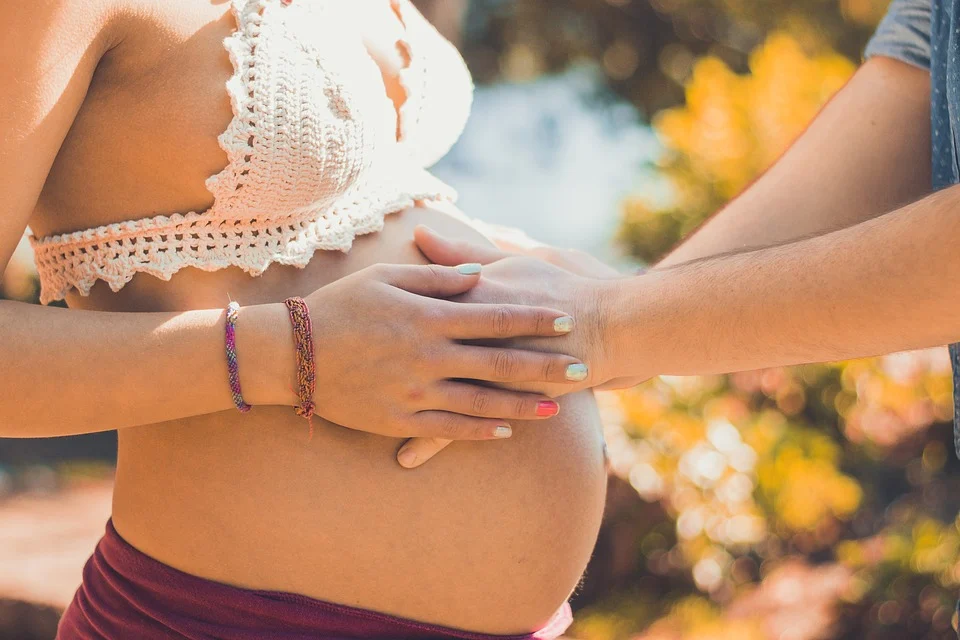 Hombre posa sus manos sobre el vientre embarazado de su pareja. | Foto: Pixabay