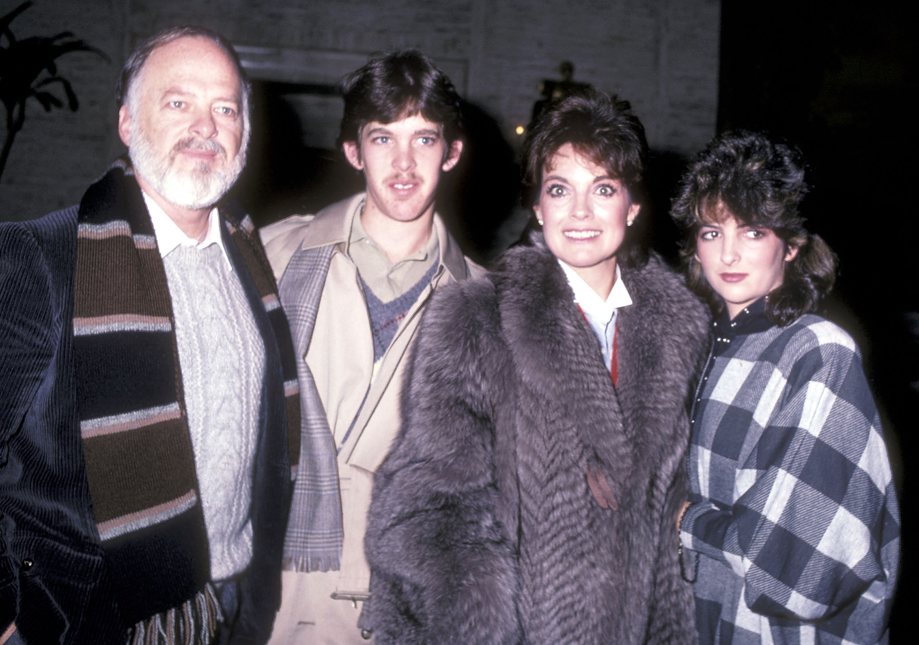 Ed, Jeff, Kehly Thrasher y la actriz salen del Hotel Regency el 27 de noviembre de 1982, en Nueva York | Fuente: Getty Images