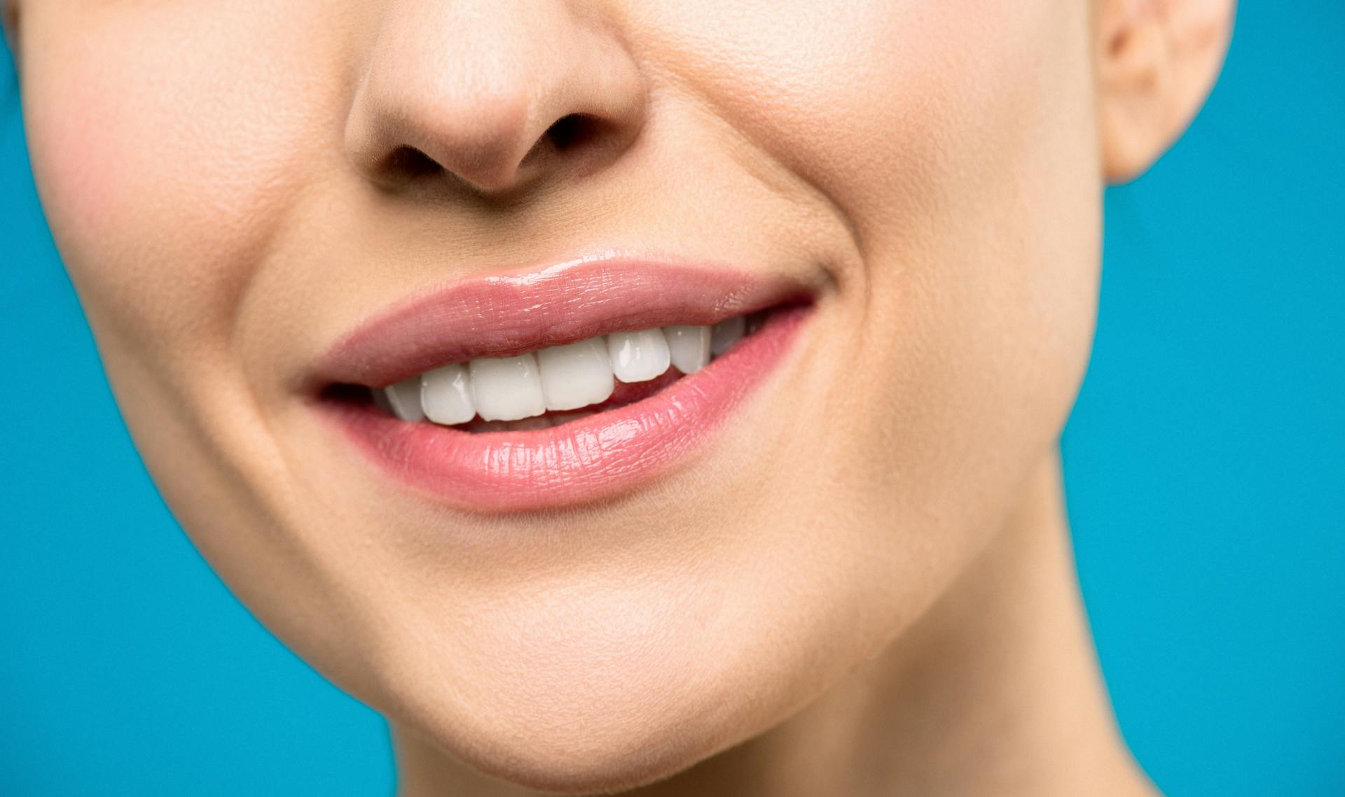 Una mujer sonriente | Fuente: Pexels