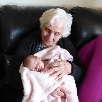 Abuela con su nieto recién nacido-Imagen tomada de Pixabay