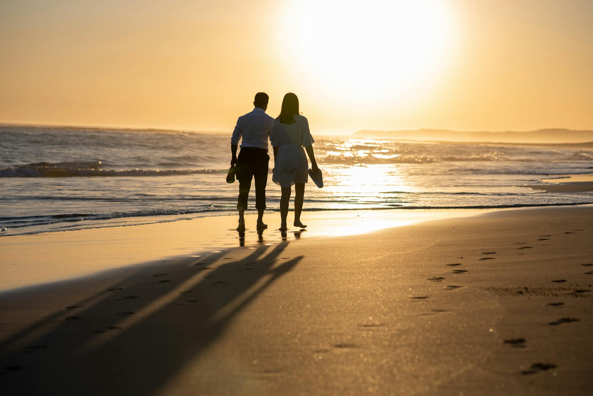 Una pareja paseando por la playa | Fuente: Pexels