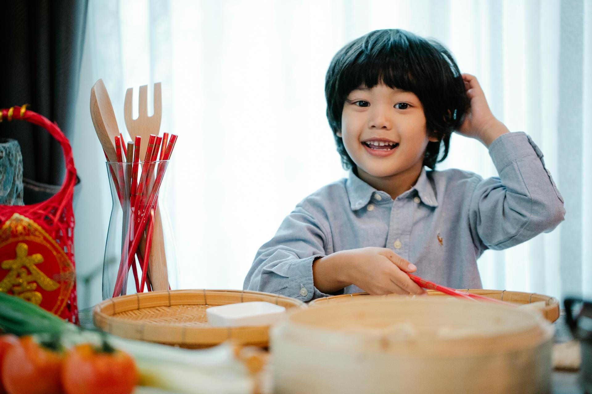 Un niño sentado ante una mesa llena de cosas variadas | Fuente: Pexels