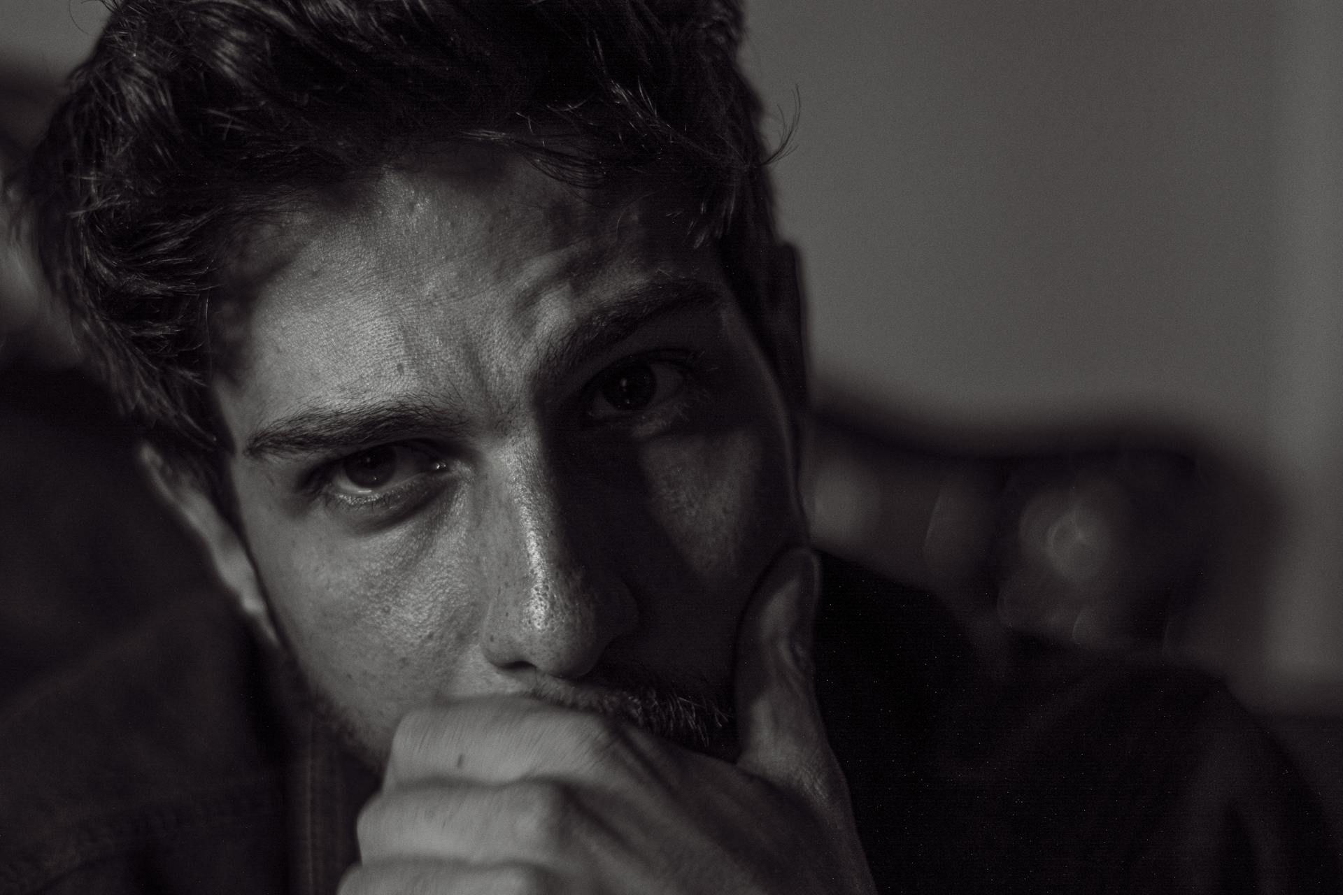 Un hombre con mirada suplicante | Fuente: Pexels