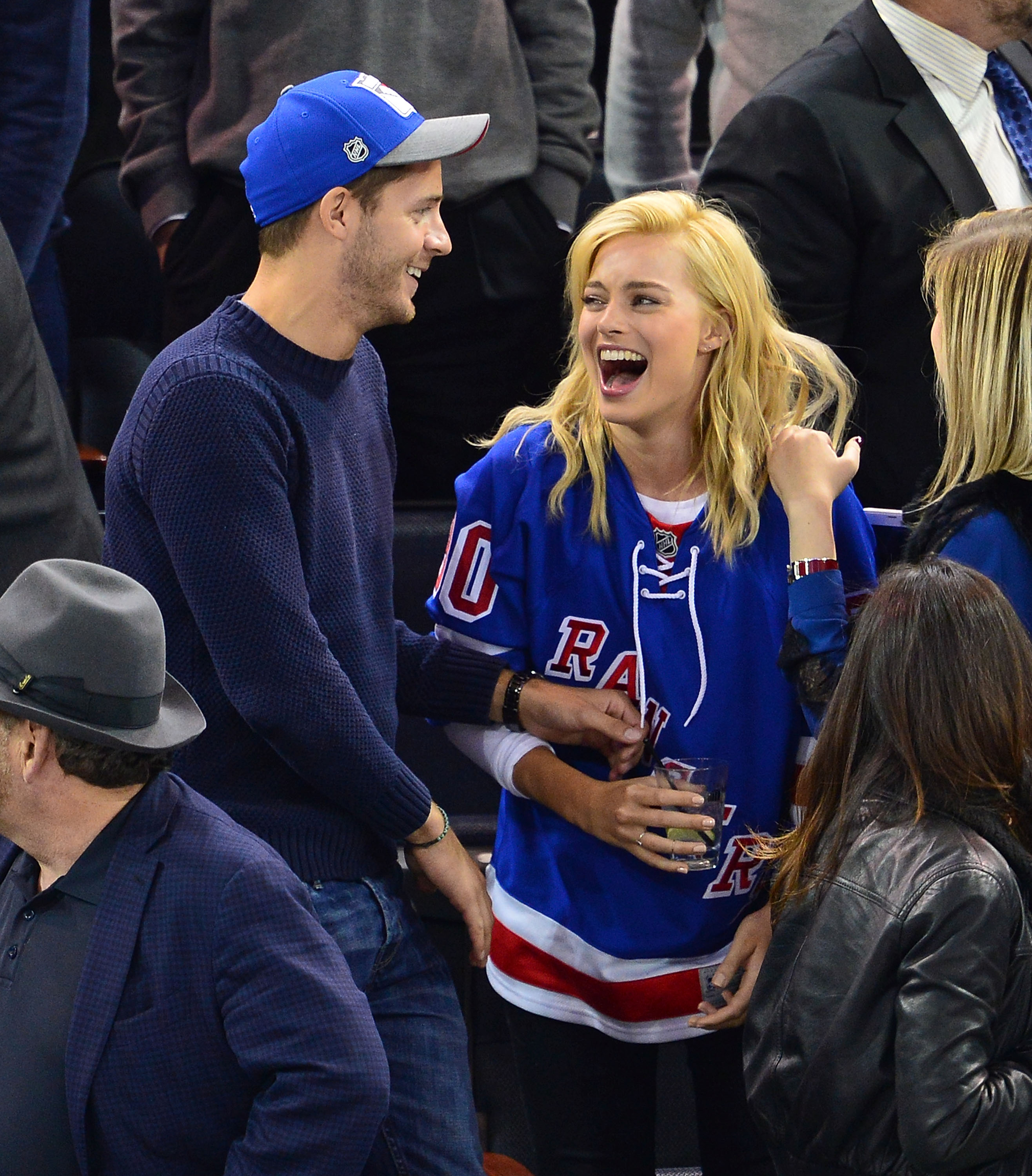 Tom Ackerley y Margot Robbie asisten al partido de los Philadelphia Flyers contra los New York Rangers en el Madison Square Garden de Nueva York, el 19 de noviembre de 2014 | Fuente: Getty Images