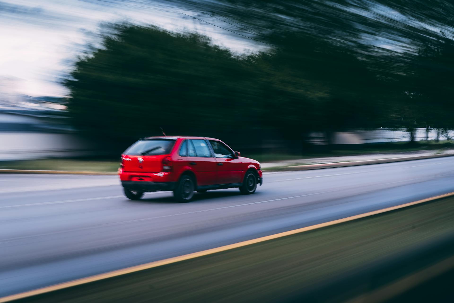 Un automóvil circulando por una calle | Fuente: Pexels