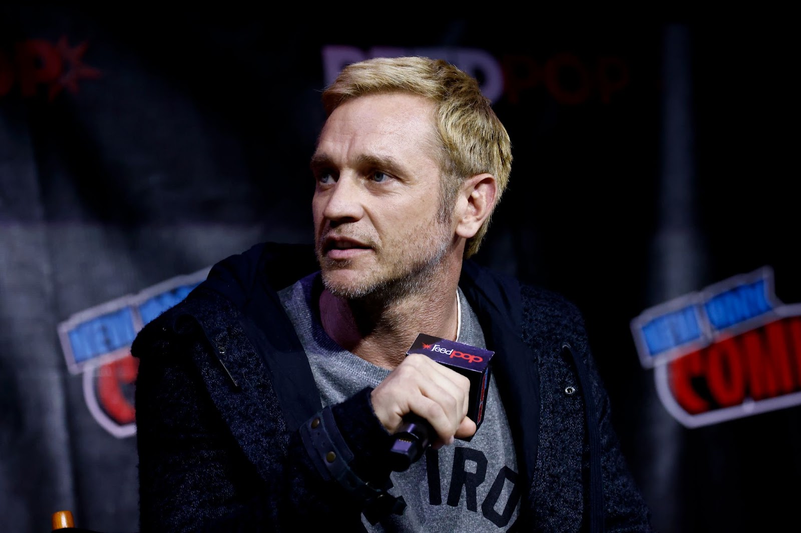 Devon Sawa hablando en un panel durante la New York Comic Con 2022 el 7 de octubre en Nueva York. | Fuente: Getty Images