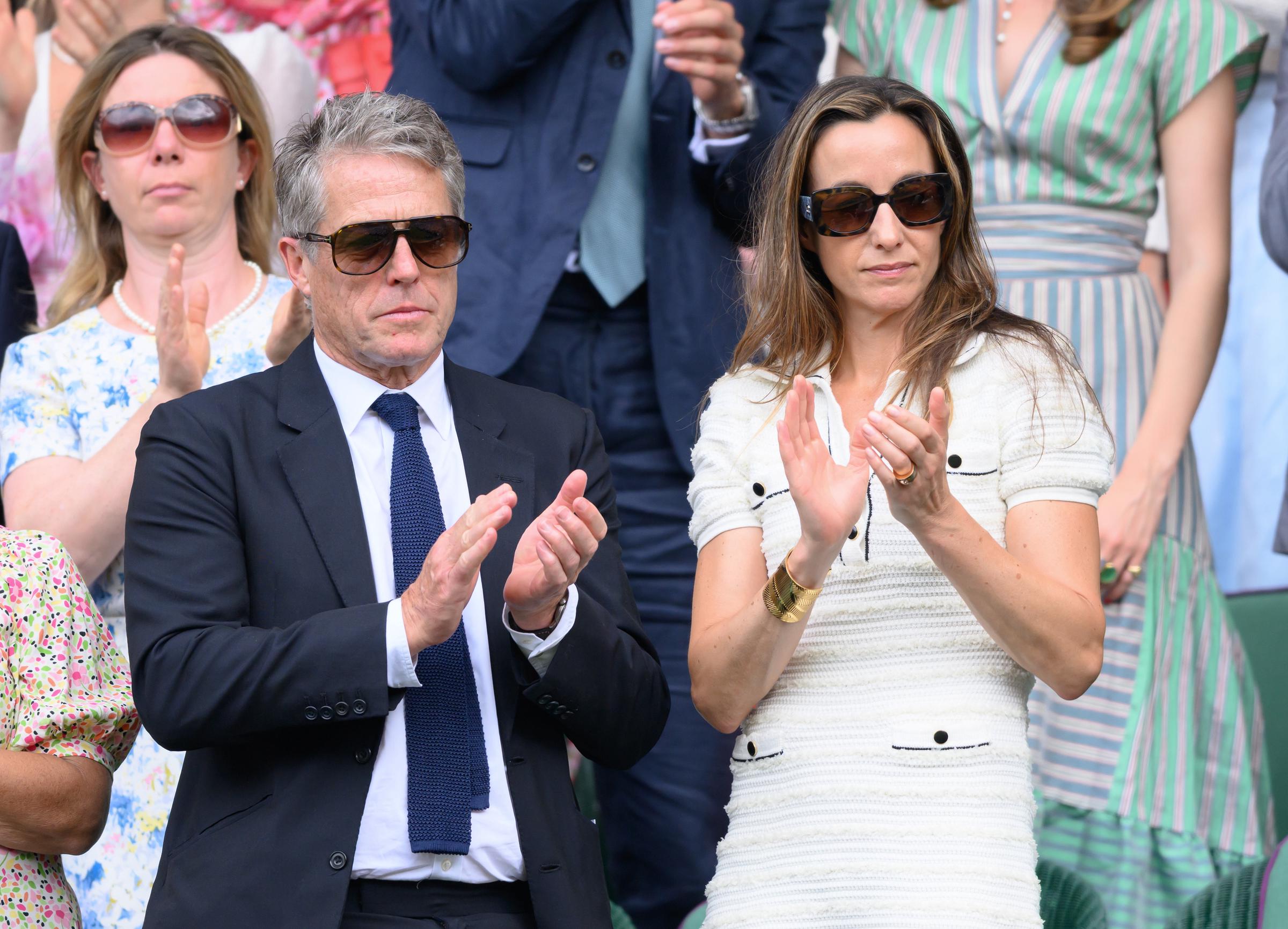 Hugh Grant y Anna Elisabet Eberstein asisten al décimo día del Campeonato de Tenis de Wimbledon en el All England Lawn Tennis and Croquet Club el 9 de julio de 2025, en Londres, Inglaterra | Fuente: Getty Images