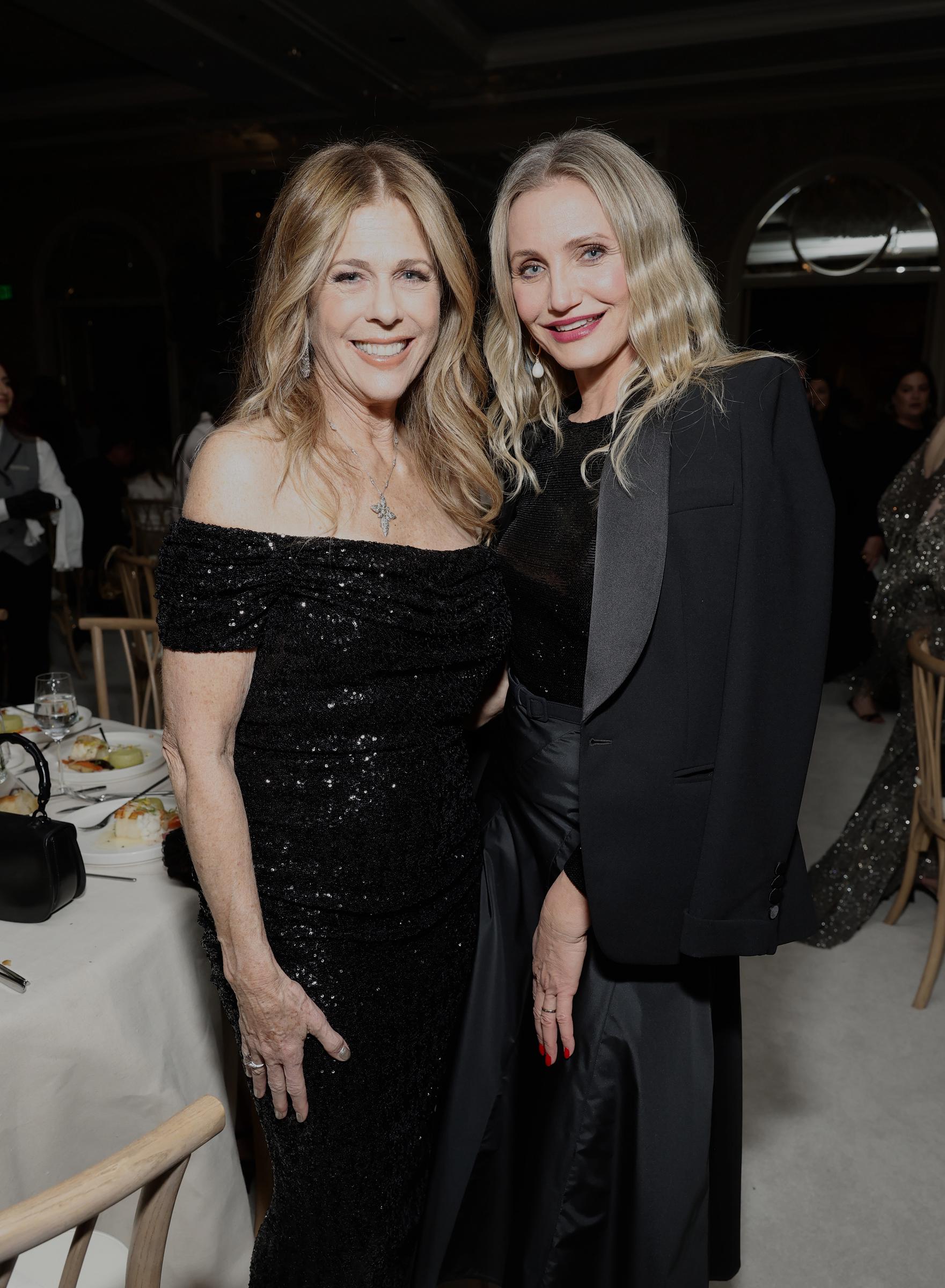 Rita Wilson y Cameron Diaz el 19 de noviembre de 2024, en Los Ángeles, California | Fuente: Getty Images