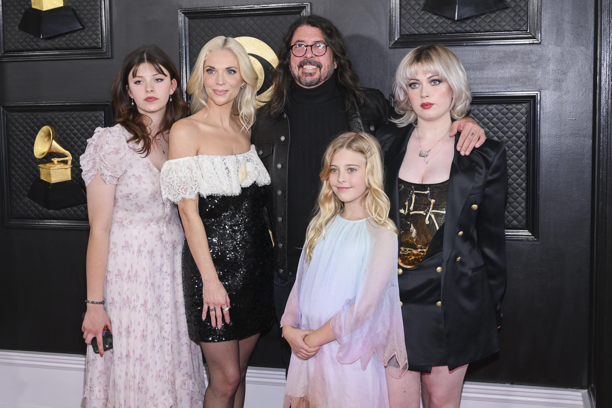 Harper Grohl, Dave Grohl, Violet Grohl, Ophelia Grohl y Jordyn Blum asisten a la 65ª edición de los premios GRAMMY el 05 de febrero de 2023, en Los Ángeles, California | Fuente: Getty Images