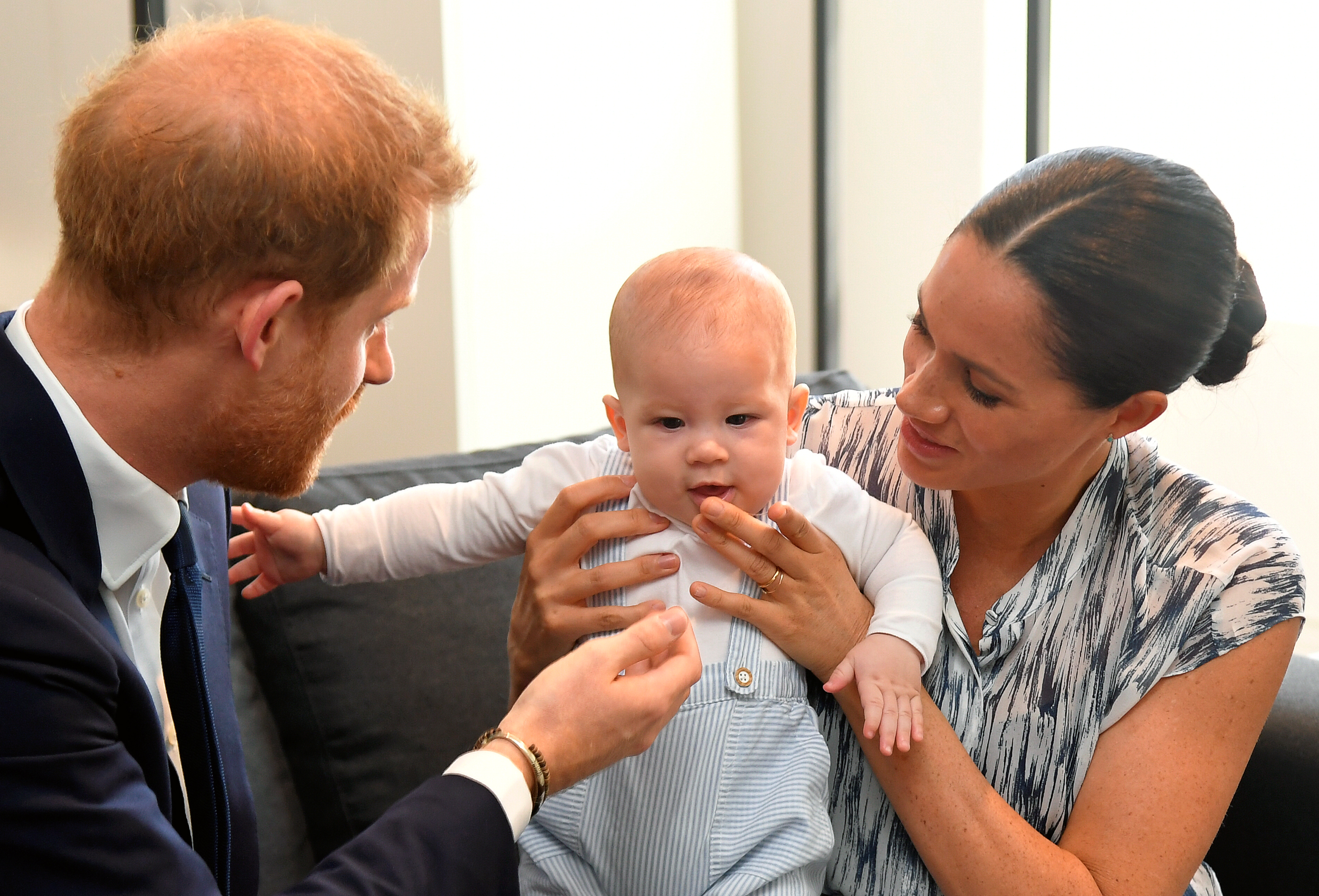 El príncipe Harry, Meghan Markle y el príncipe Archie en la Fundación del Legado de Desmond y Leah Tutu en Sudáfrica en 2019 | Fuente: Getty Images