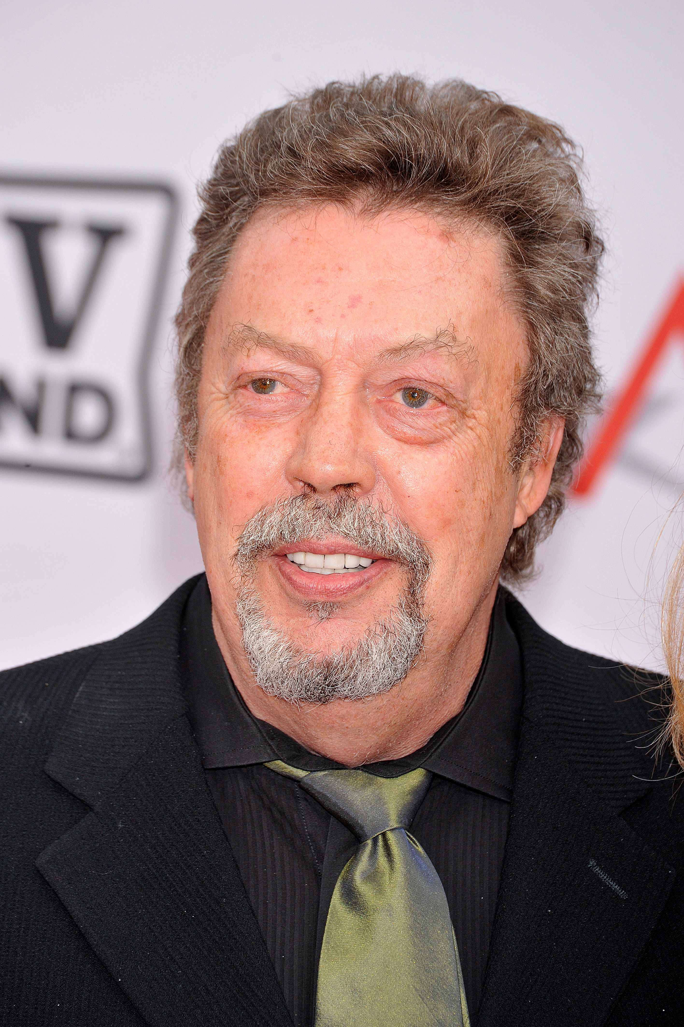 El actor Tim Curry llega a la 38ª edición del AFI Life Achievement Award en honor a Mike Nichols celebrada en Sony Pictures Studios el 10 de junio de 2010 en Culver City | Fuente: Getty Images