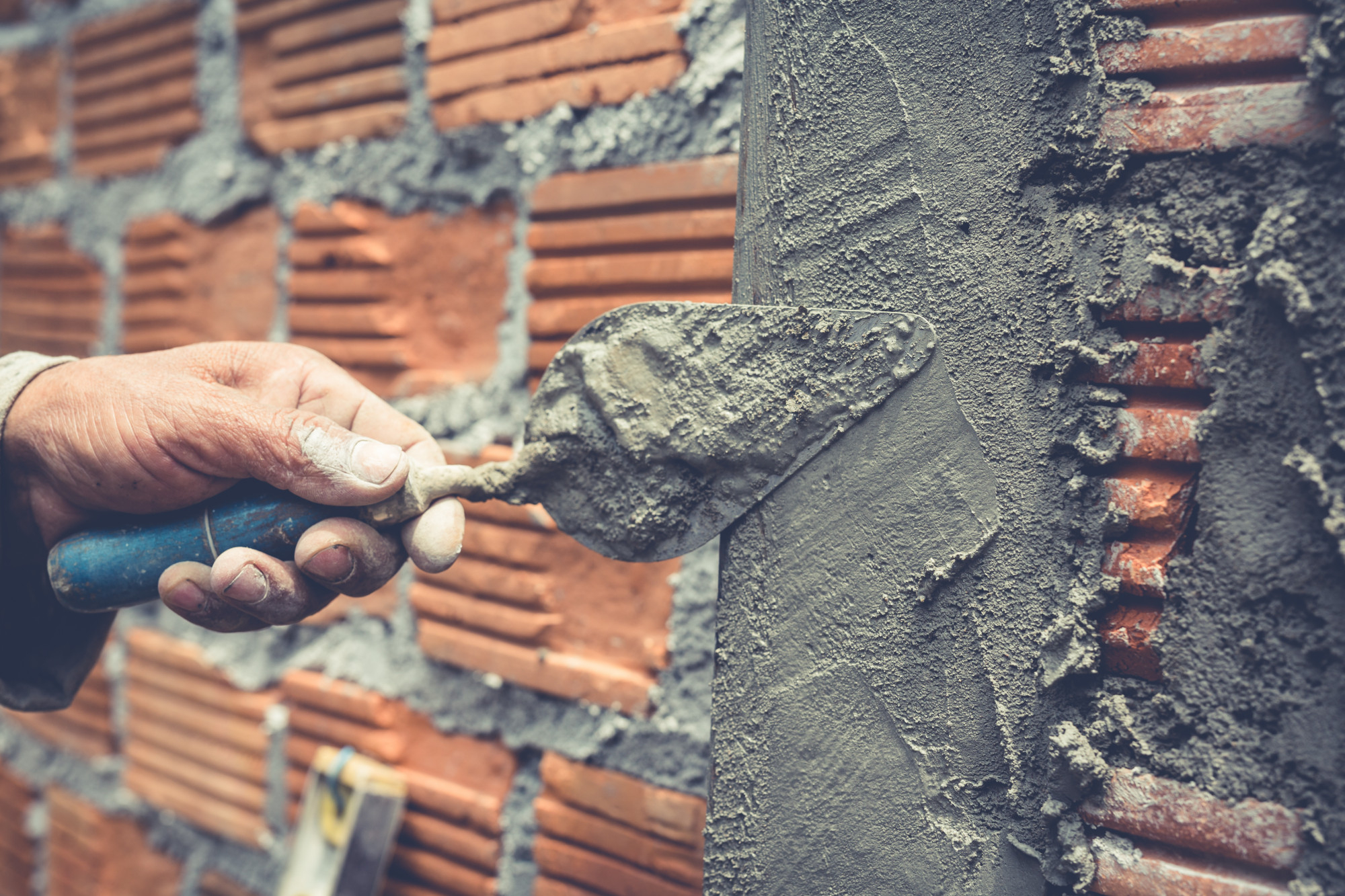 Primer plano de la mano de un trabajador de la construcción | Fuente: freepik.com