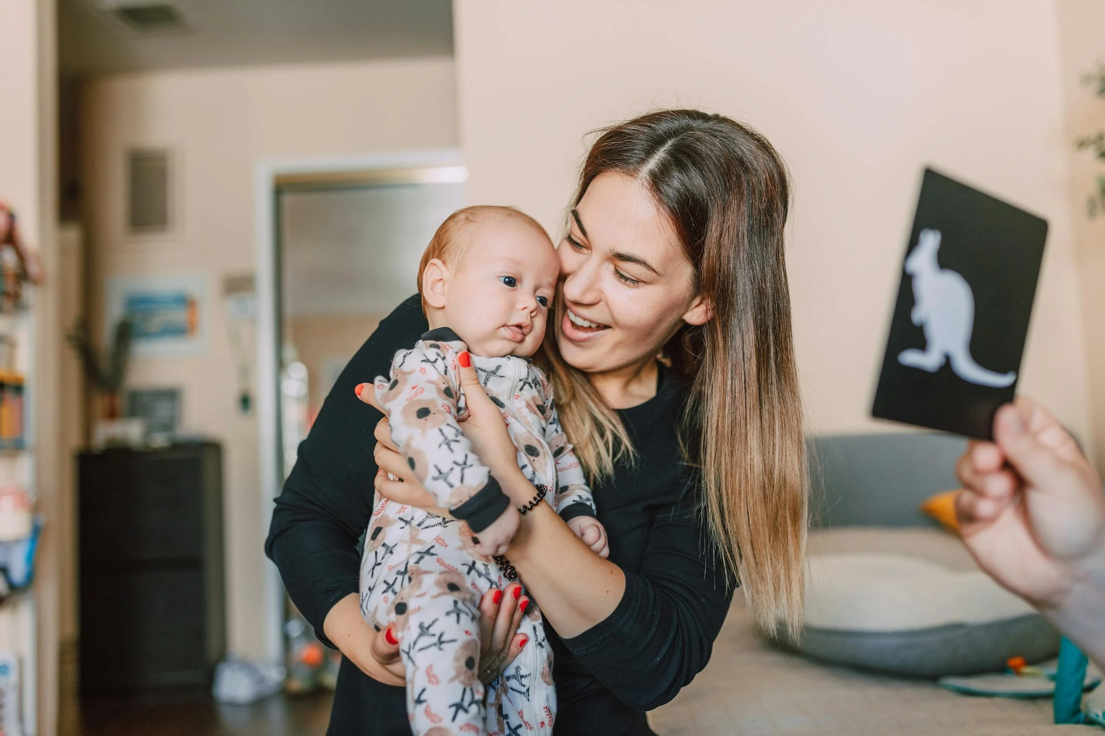 Una mujer con un niño en brazos en la guardería | Fuente: Pexels