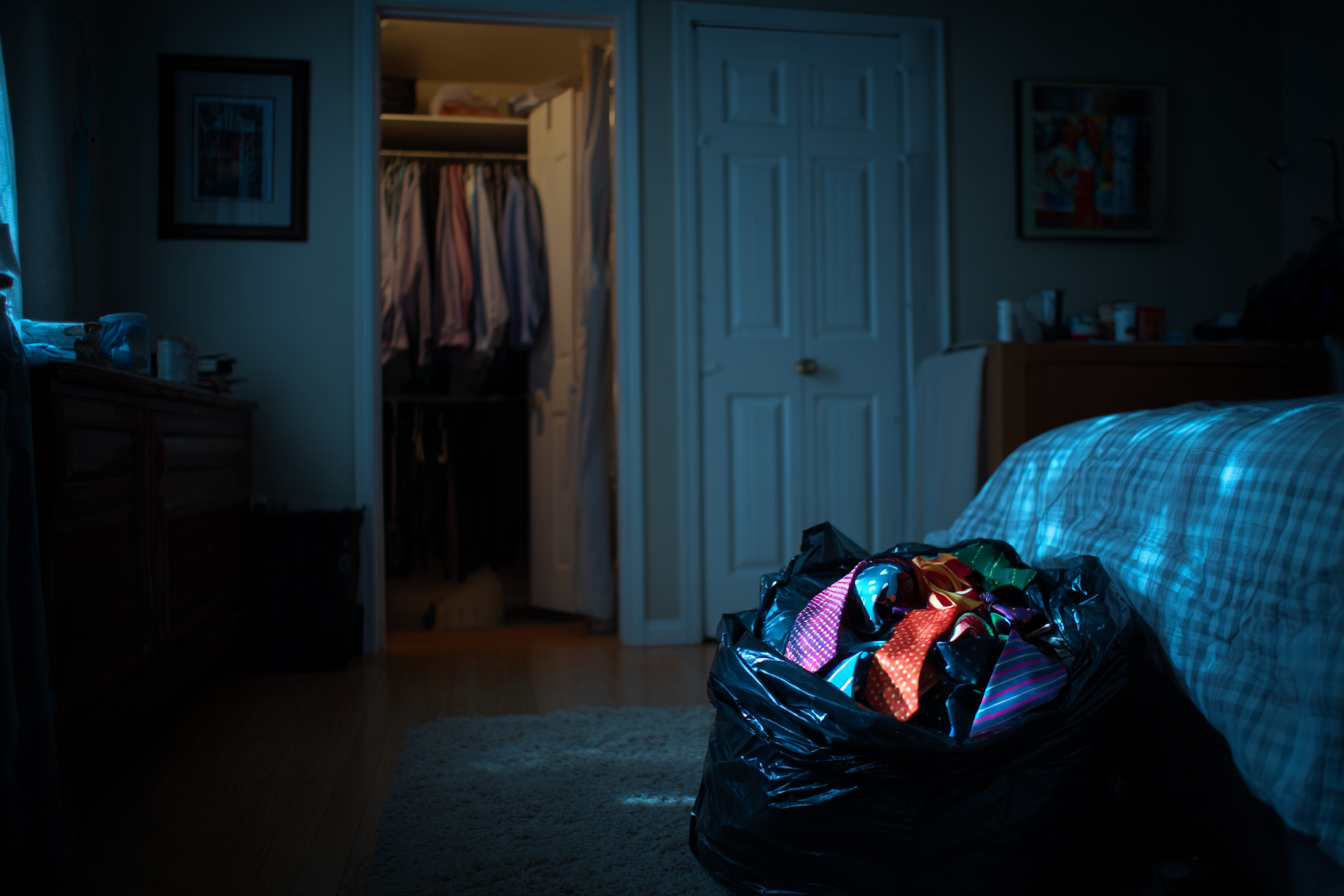 Un sacco della spazzatura pieno di cravatte | Fonte: Midjourney