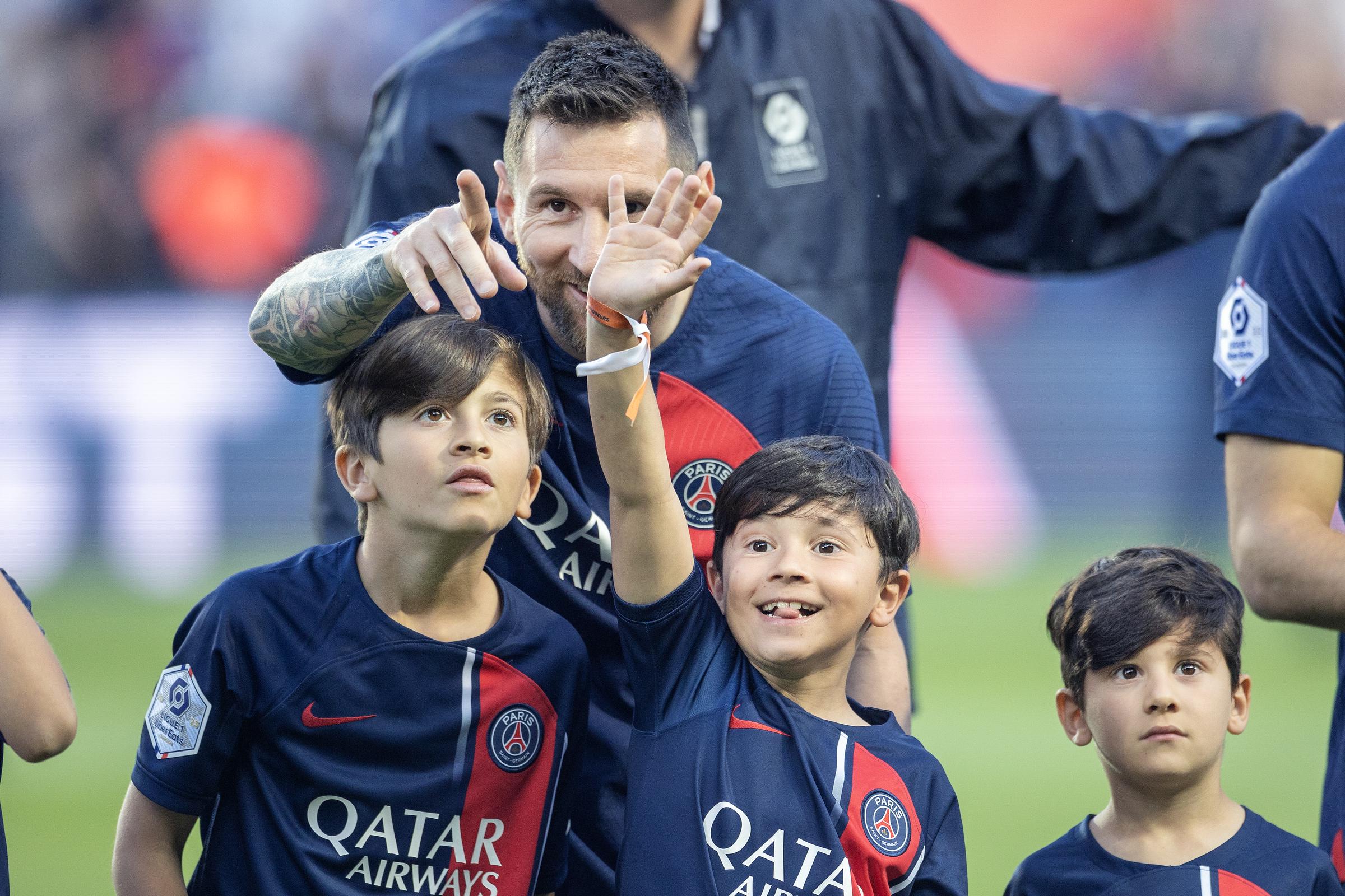 Lionel Messi con sus hijos Thiago, Mateo y Ciro, mientras intentan localizar a su esposa y madre de los niños, Antonela Roccuzzo, entre la multitud el 3 de junio de 2023 en París, Francia | Fuente: Getty Images