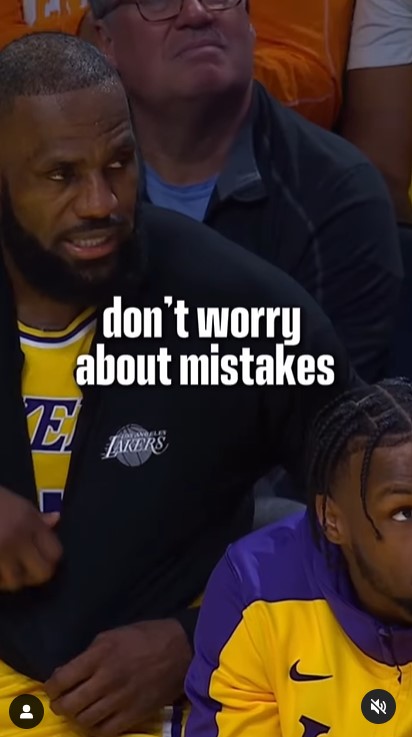 LeBron James entrenando a Bronny antes de que salgan a la cancha el 22 de octubre de 2024, en Los Ángeles | Fuente: Instagram/lakers