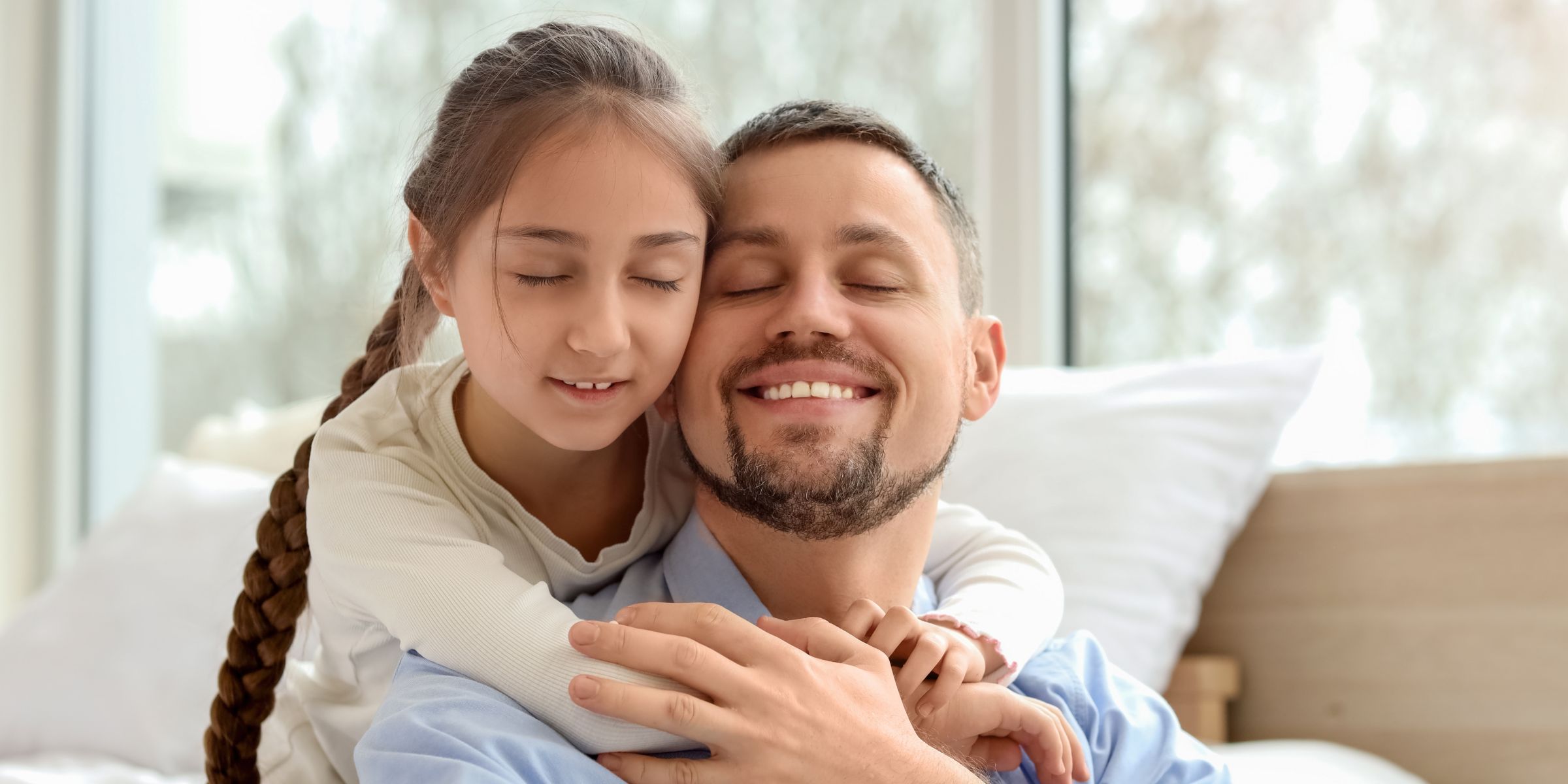 Una niña abrazando a su padre | Fuente: Shutterstock