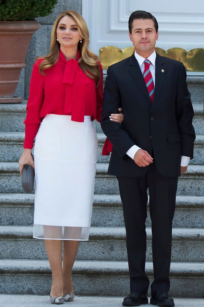 El presidente de México, Enrique Peña Nieto, y su esposa, Angélica Rivera, llegan al Palacio de la Zarzuela el 25 de abril de 2018 en Madrid, España. | Foto: Getty Images