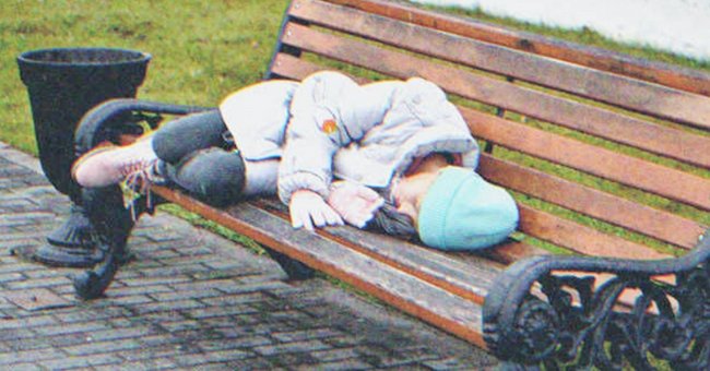 Niña durmiendo en un banco. | Fuente: Shutterstock