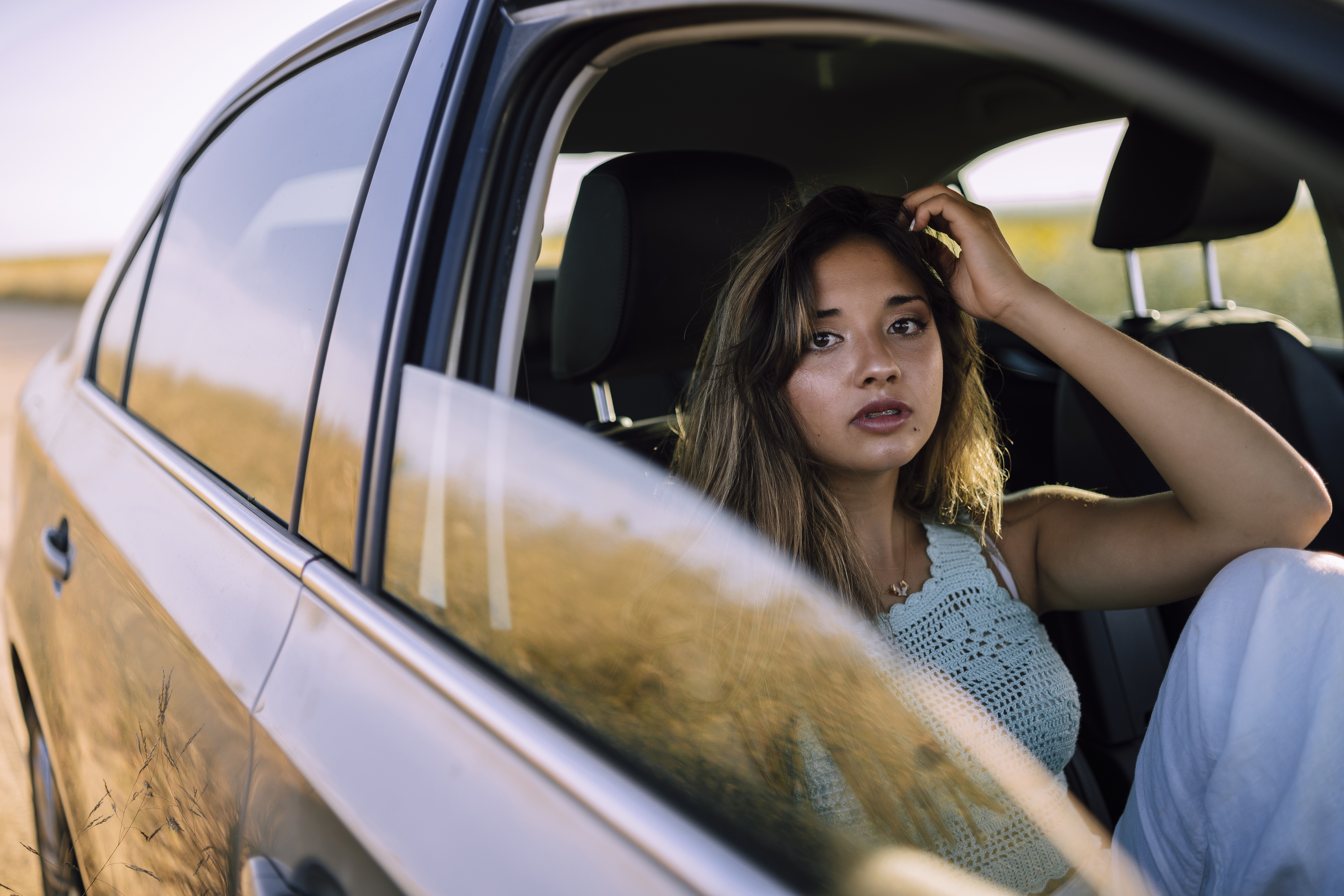 Mujer silenciosa en el asiento del copiloto | Fuente: Freepik