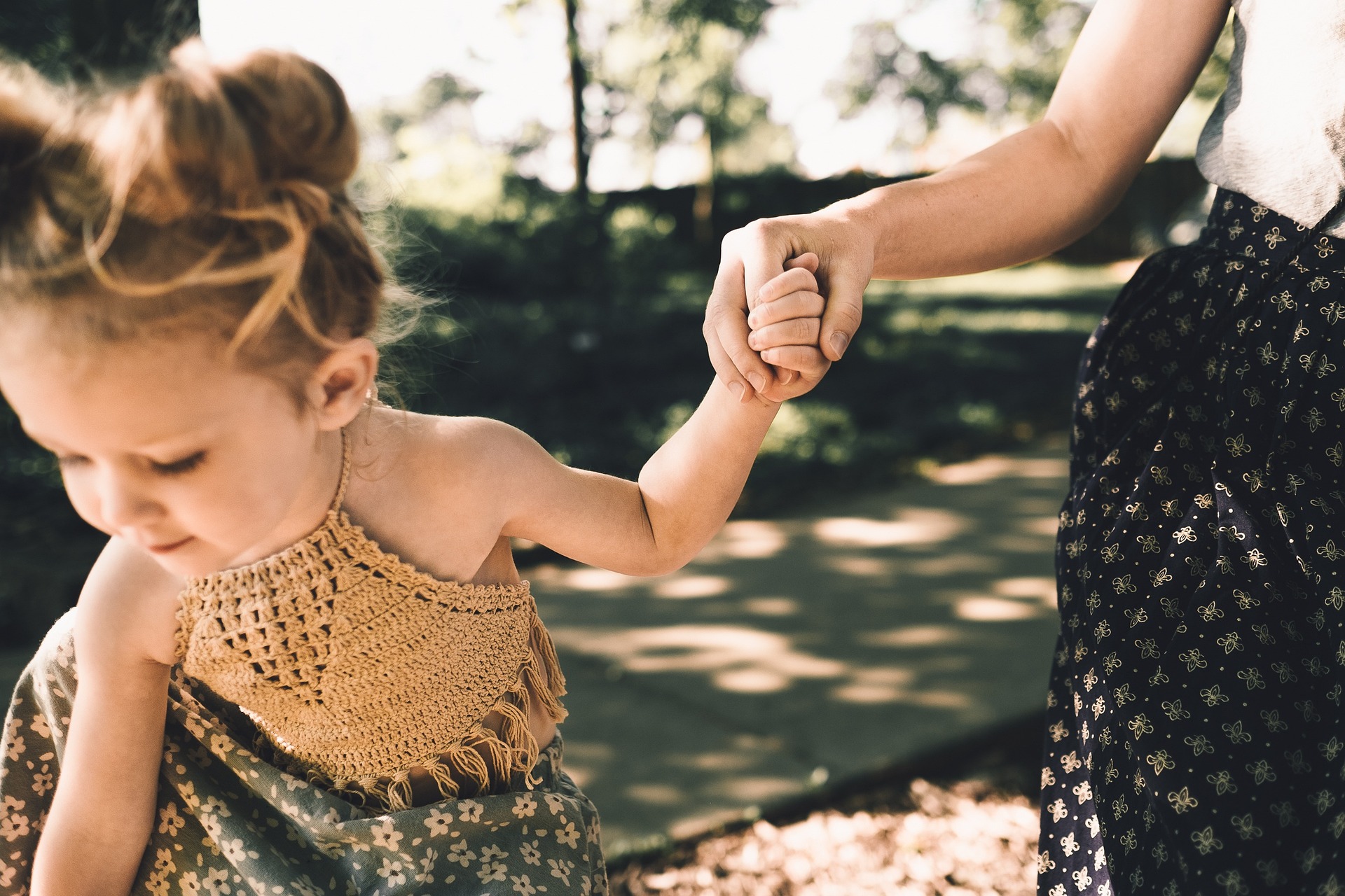 Una mujer tomando de la mano a su hija pequeña | Fuente: Pixabay