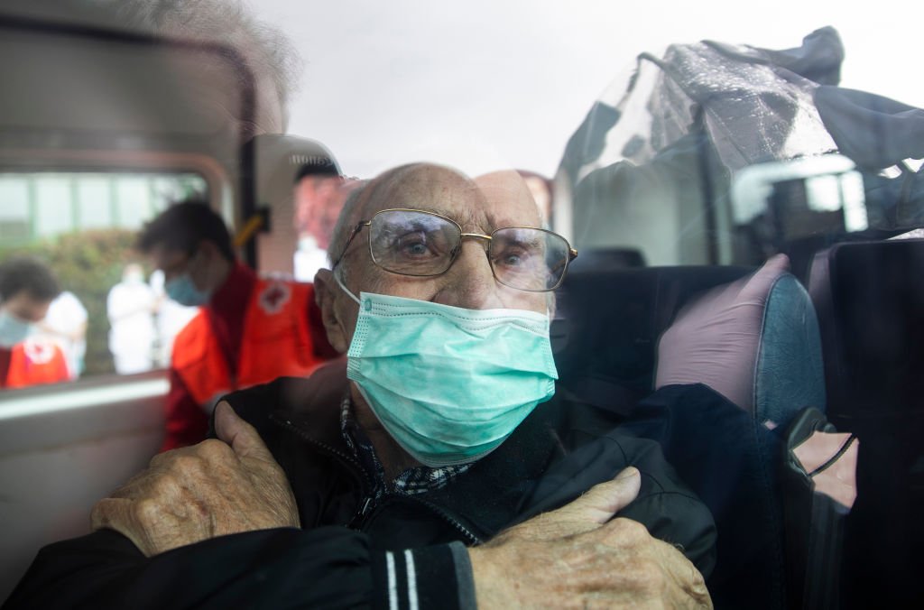 Luis, un octogenario, es dado de alta después de haberse curado de la infección por covid-19. | Foto de Alvaro Calvo vía Getty Images