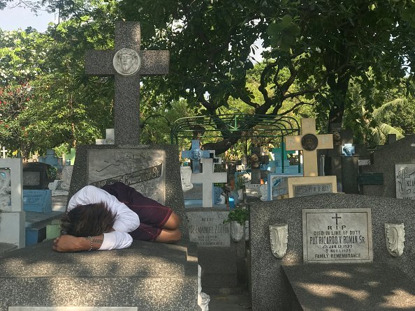 Indigente duerme en el cementerio más grande de las Filipinas. Fuente: Getty Images