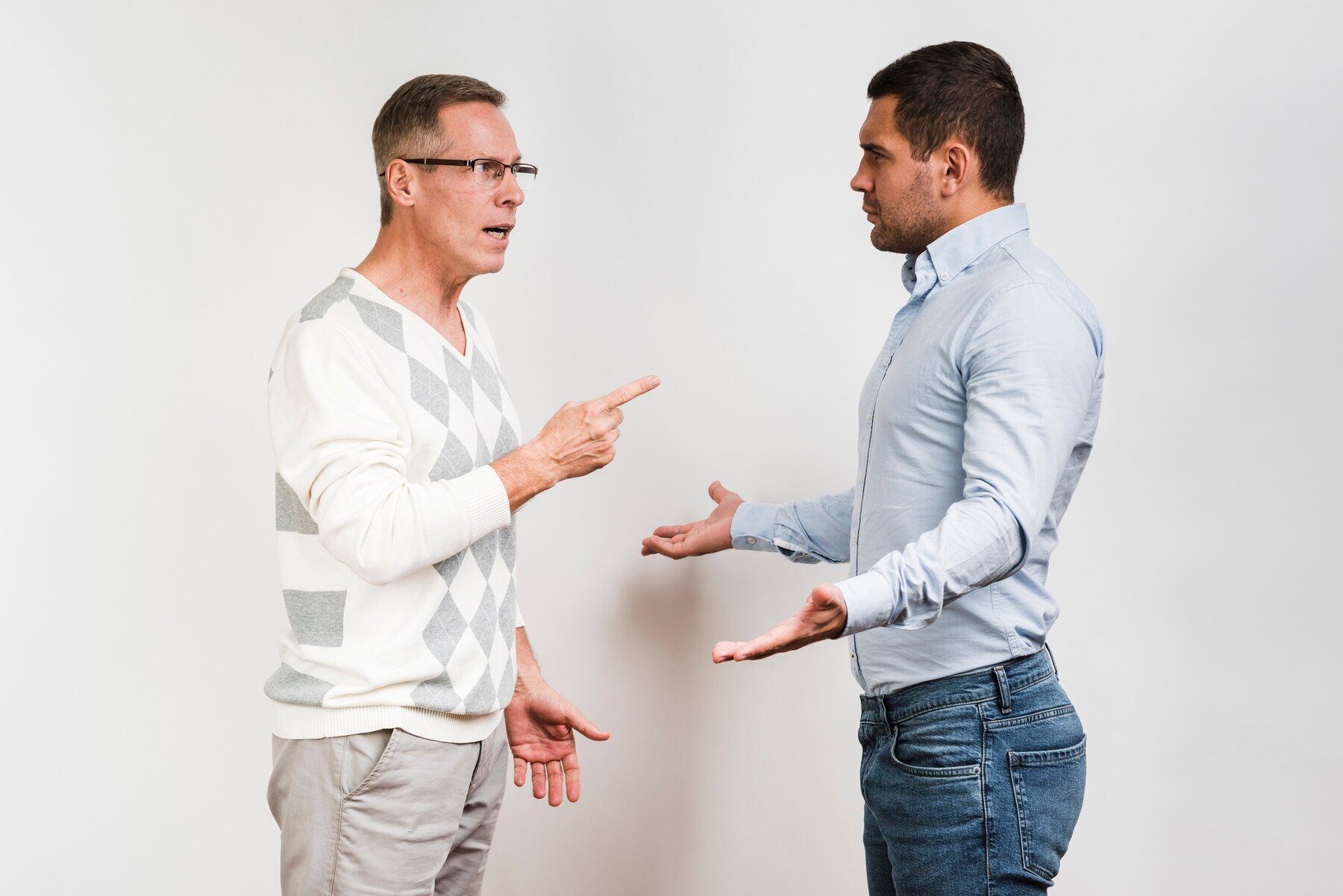 Dos hombres discutiendo | Fuente: Freepik