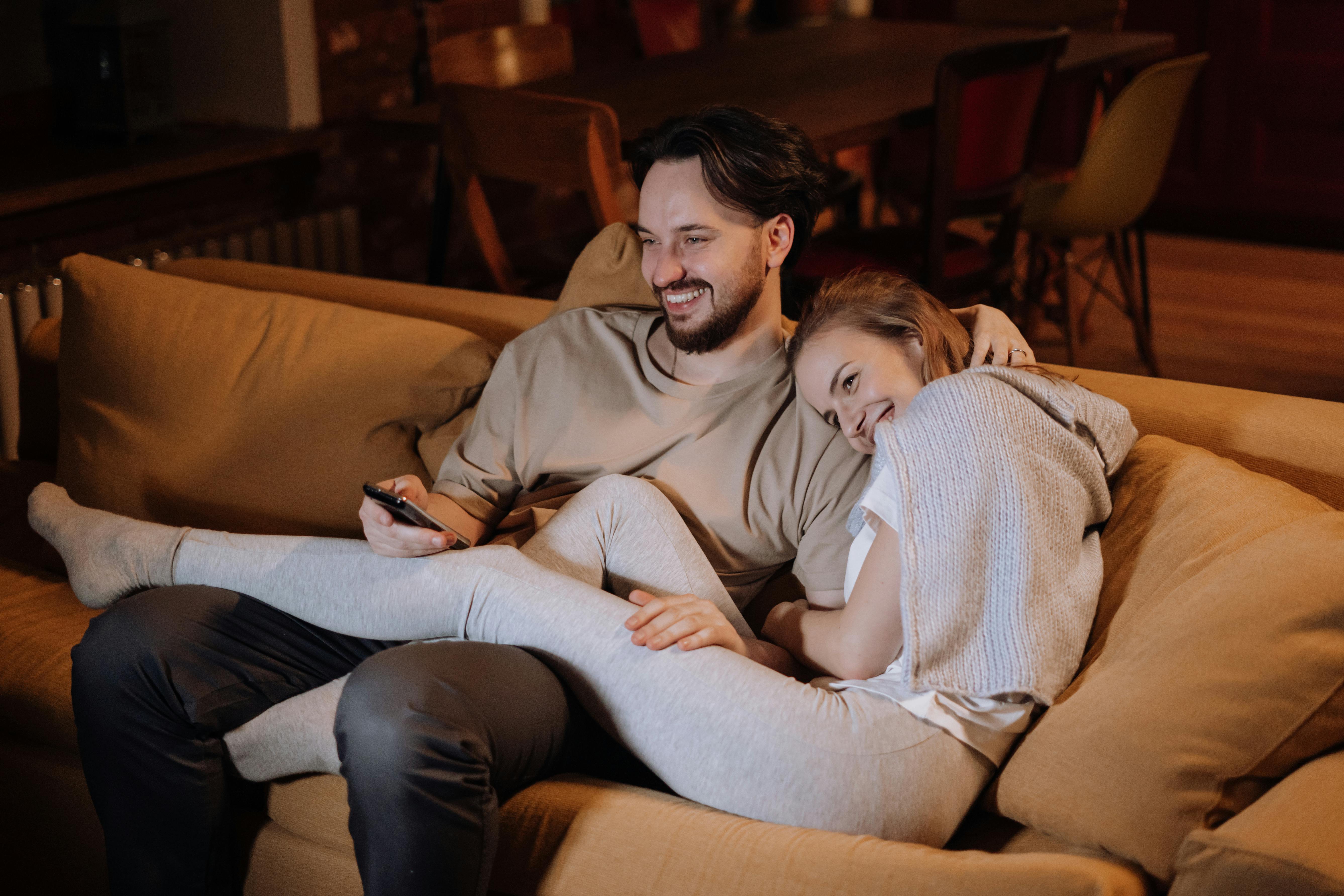 Una pareja feliz disfrutando de la compañía del otro | Foto: Pexels